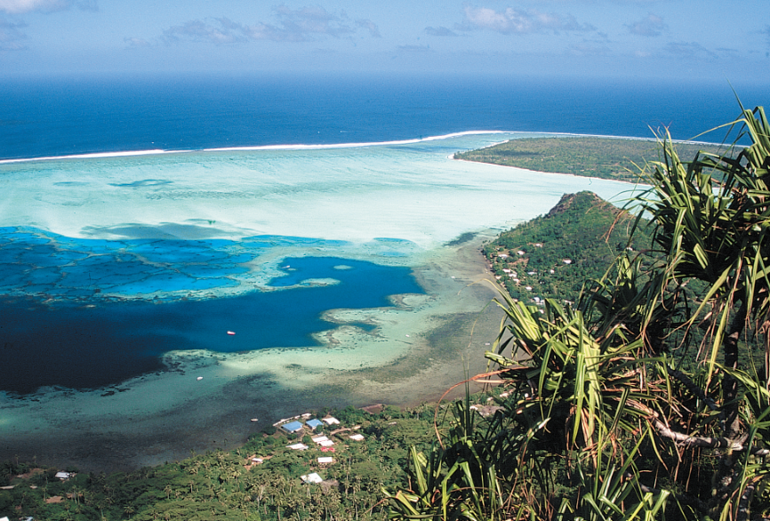 Quelques fare ponctuent le tour de l’île, touches claires entre l’émeraude de la forêt et le saphir du lagon.