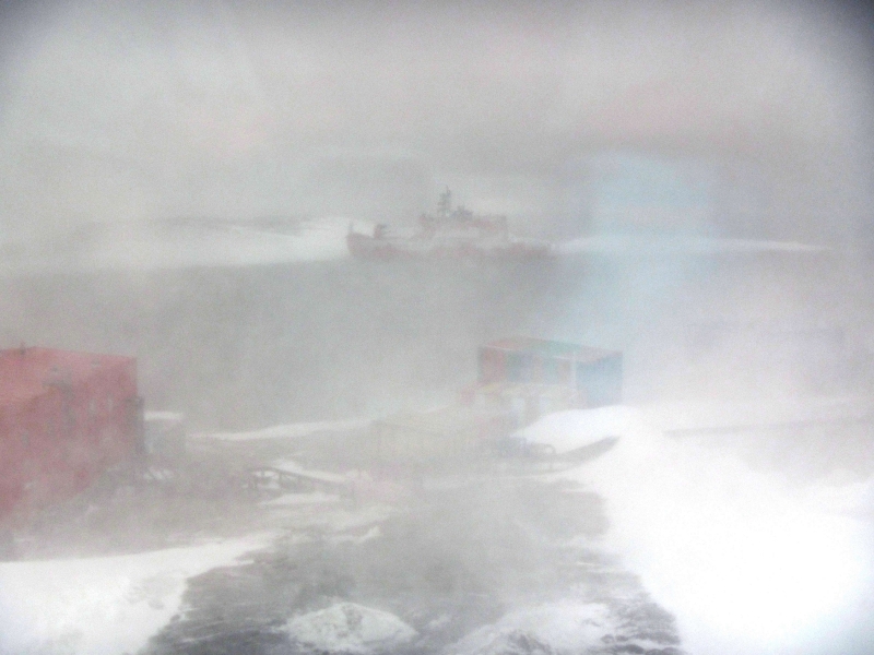 L'incident est survenu mercredi matin vers 09H15 heure de Sydney, alors que l'imposant bâtiment rouge effectuait une mission de ravitaillement de la base australienne Mawson, balayée par des vents soufflant à plus de 130 km/h.