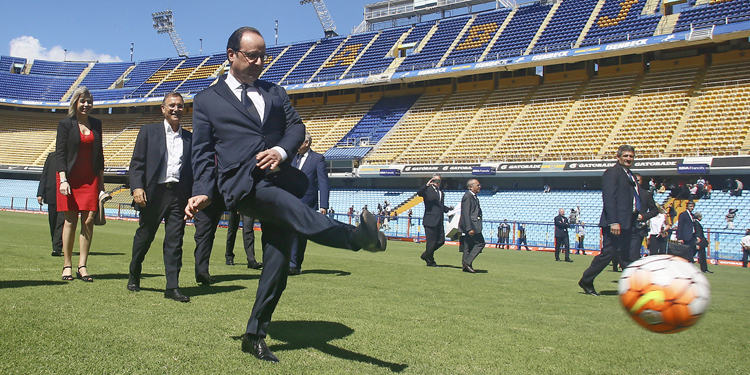 Le président François Hollande a marqué un but sur la pelouse de la Bombonera à Buenos Aires, stade mythique de Boca Juniors, sous le regard des anciens footballeurs David Trezeguet et Omar Da Fonseca mais sans gardien pour contrer son tir.