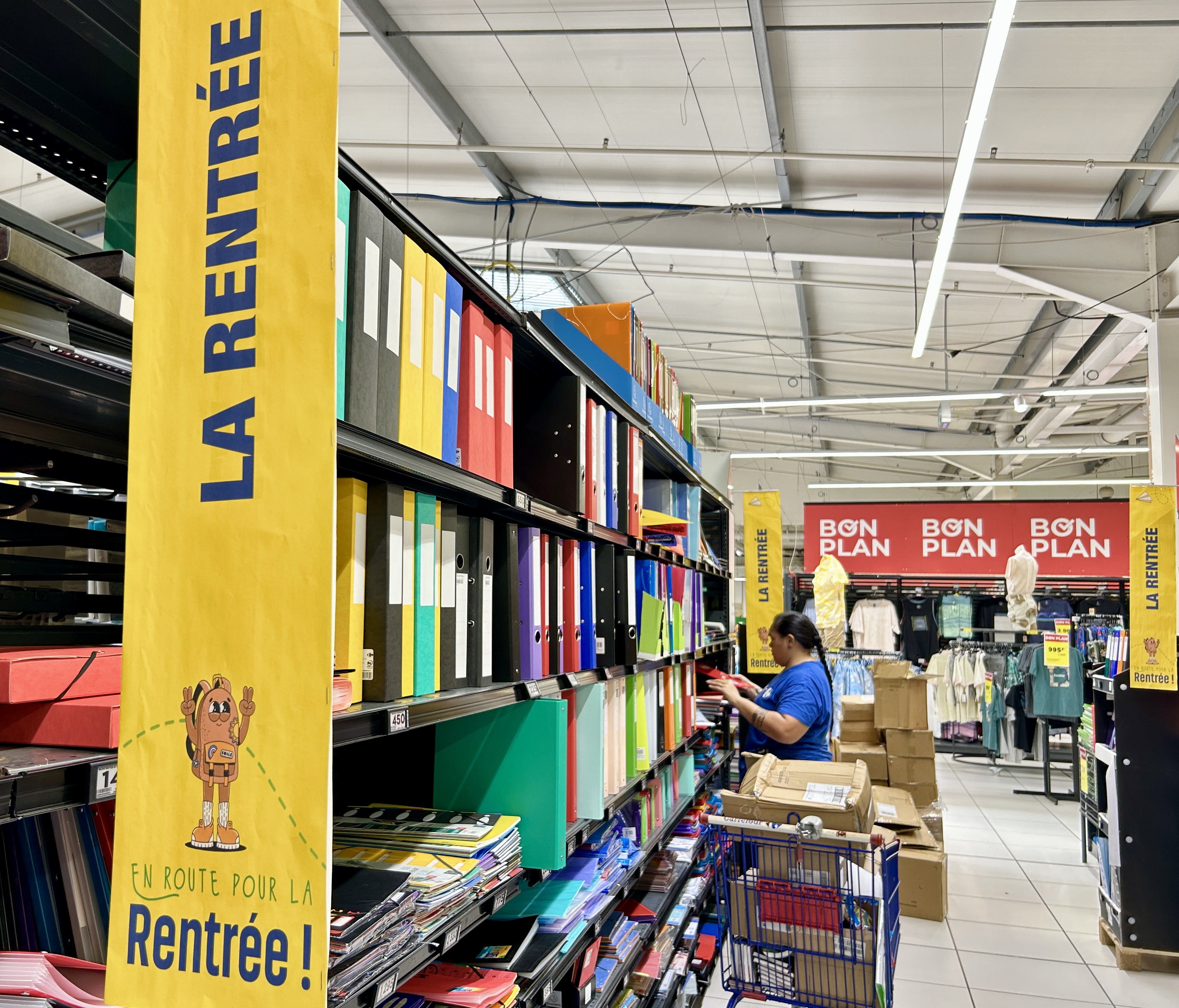 Dans les grandes surfaces et les papeteries, les enseignes se livrent à une concurrence féroce à coups de promotions.