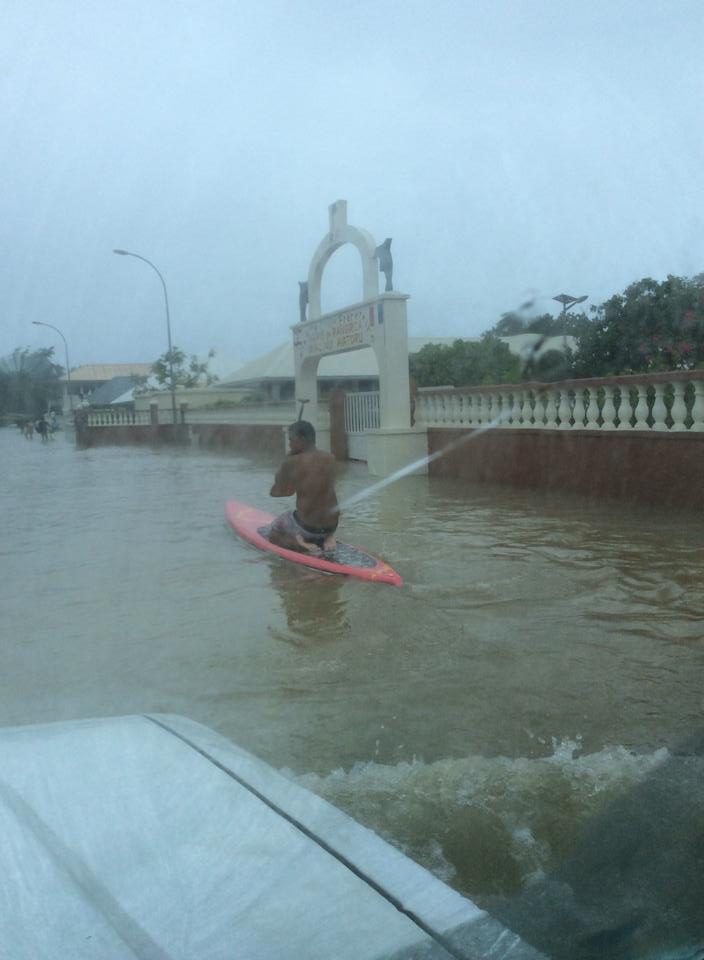 A Rangiroa, ce samedi matin on pouvait faire du paddle au milieu de la route ! Photo : Areva Christine/facebook