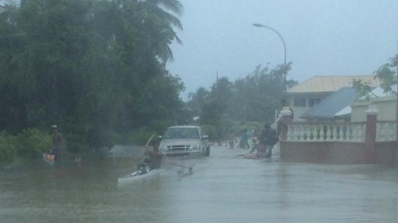 Les inondations ont lieu à des scènes inédites : va'a et paddle ont pu circuler au milieu de la chaussée samedi à Rangiroa ! Crédit photo : Areva Christine / Facebook