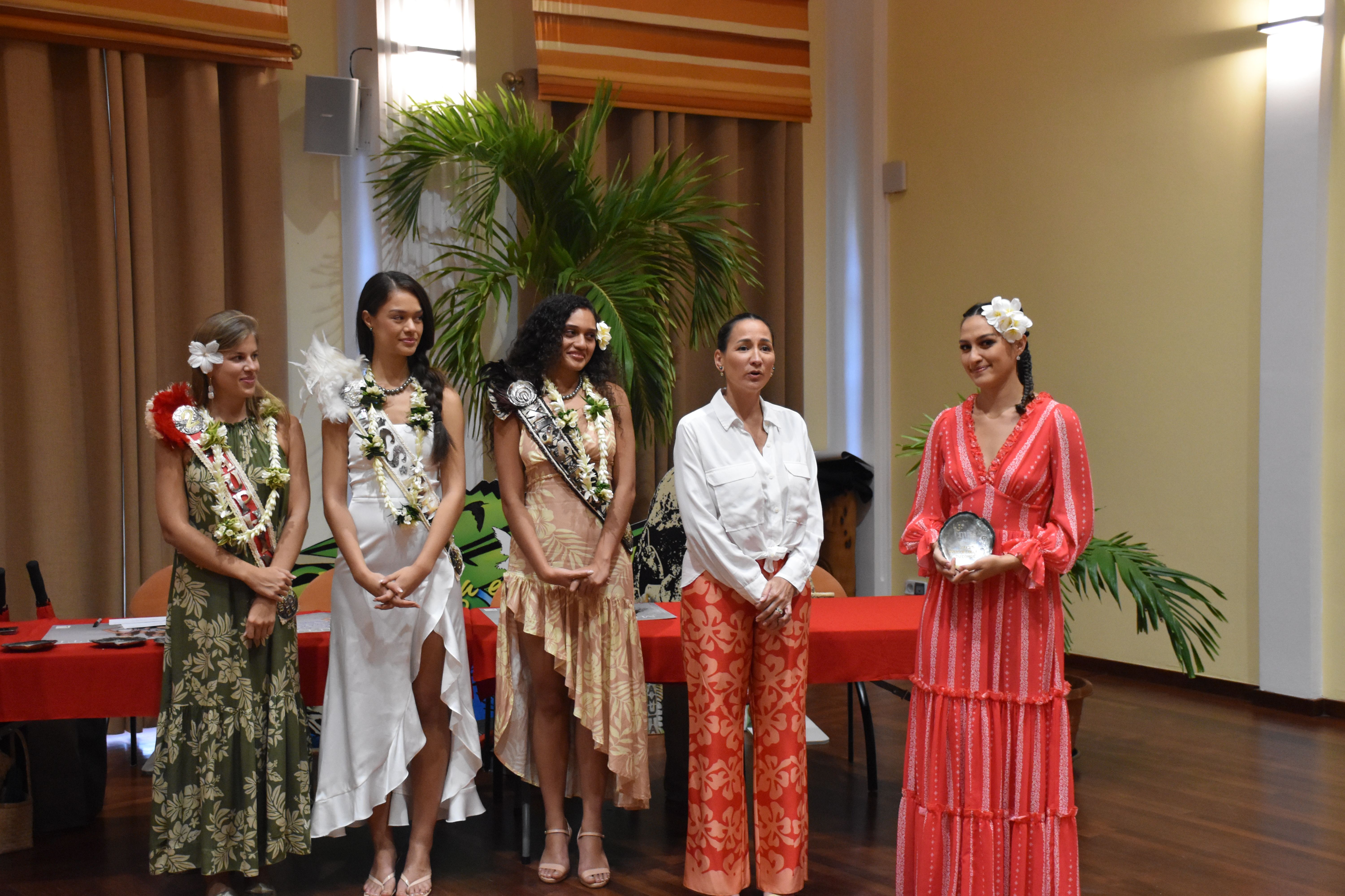 Kauehi Brunel, la candidate numéros 2, a reçu le prix Coup de cœur du comité des mains de la directrice de la société Miss Tahiti, Leïana Faugerat-Dang.
