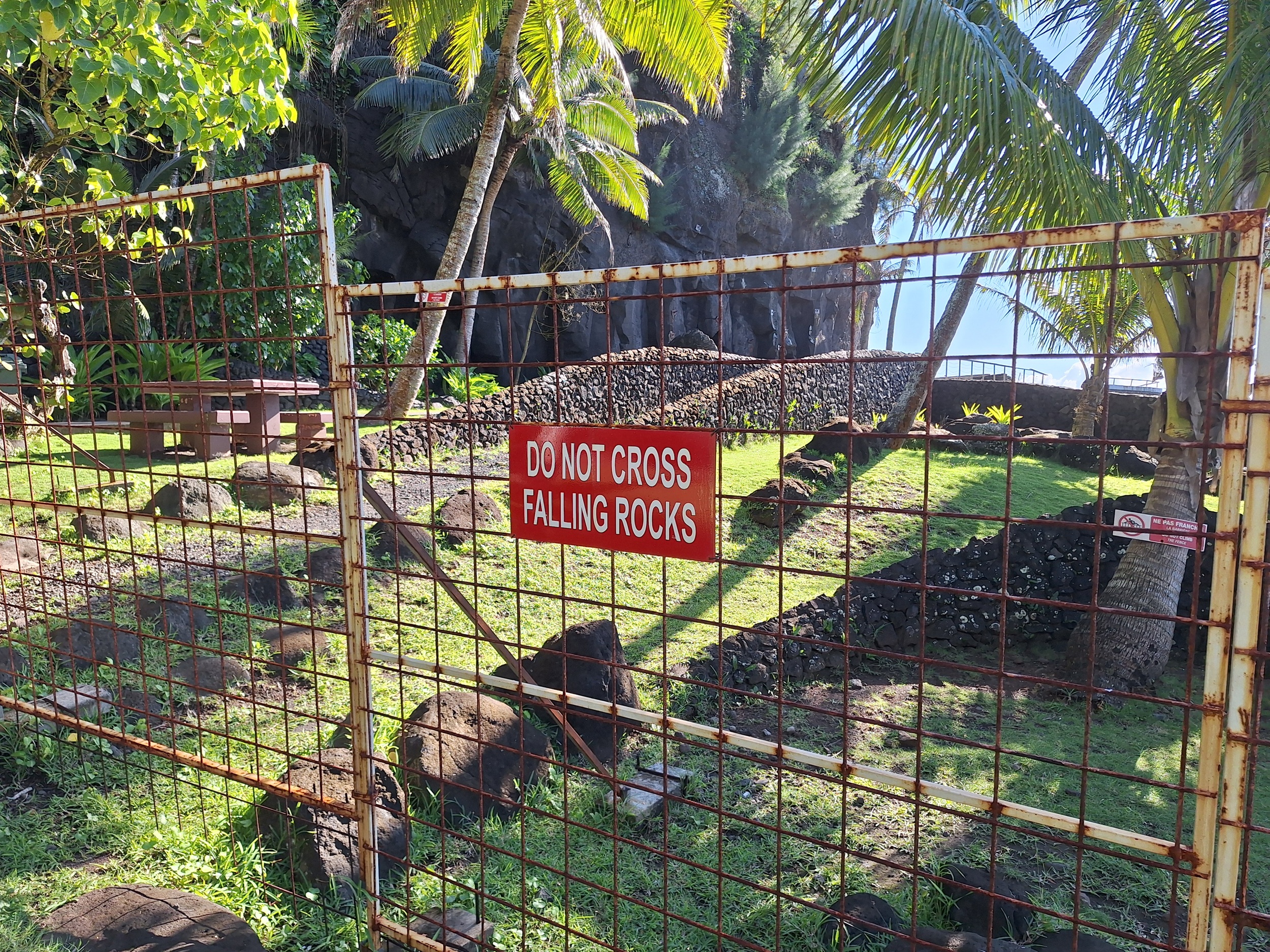 En attendant le lancement des travaux et la réouverture du site, la grotte “hurlante” du Trou du souffleur s’écoute de loin (Crédit : Anne-Charlotte Lehartel).