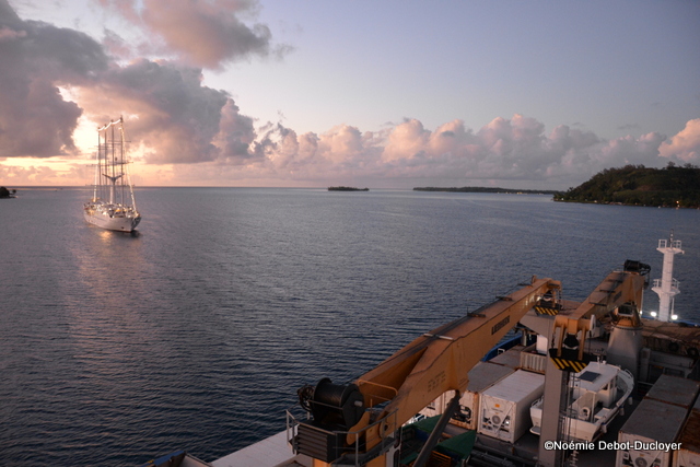 Deux navires de croisières en baie de Bora Bora : le Wind spirit et l'Aranui 5