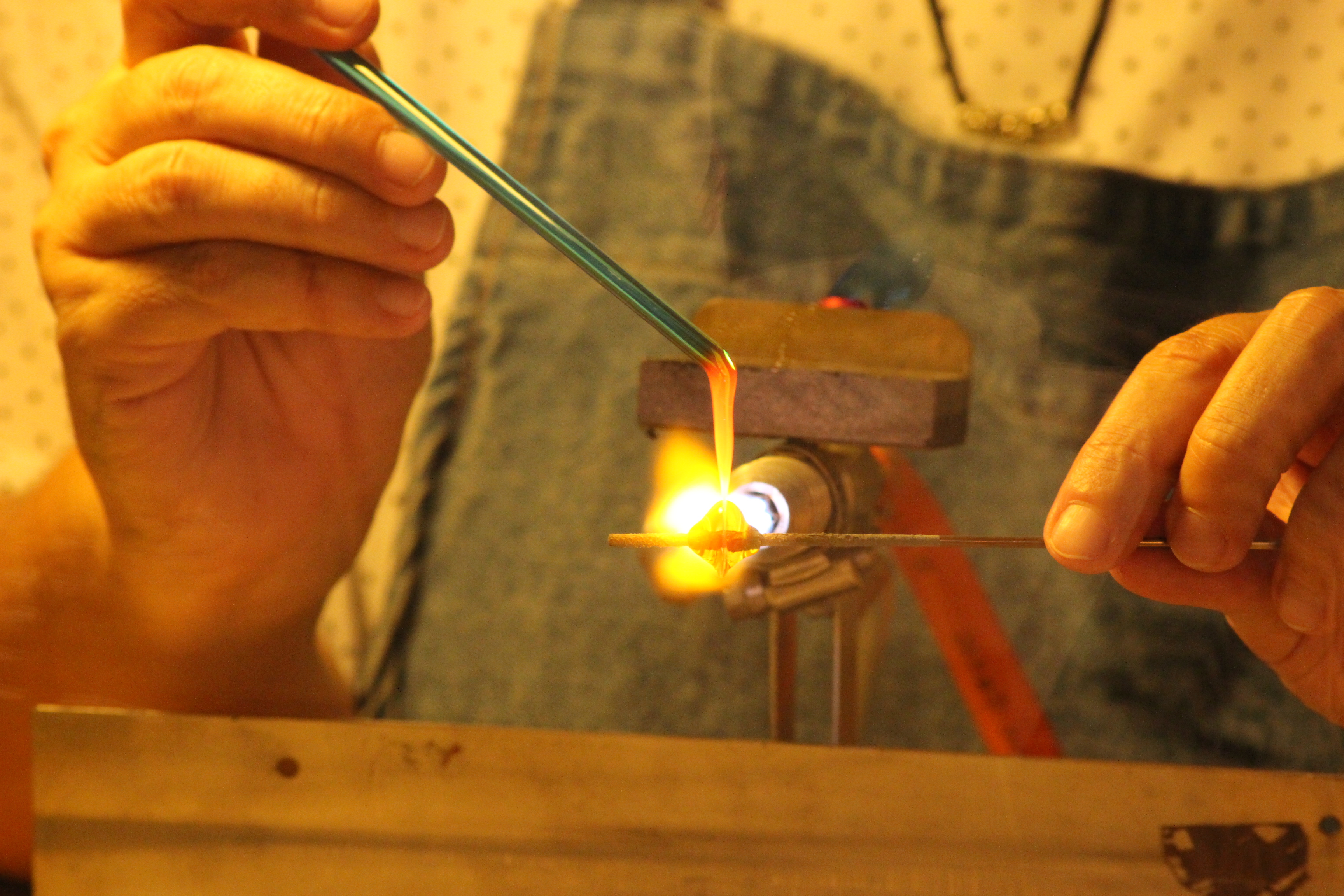 Une femme, deux passions : le filage de verre et le raku
