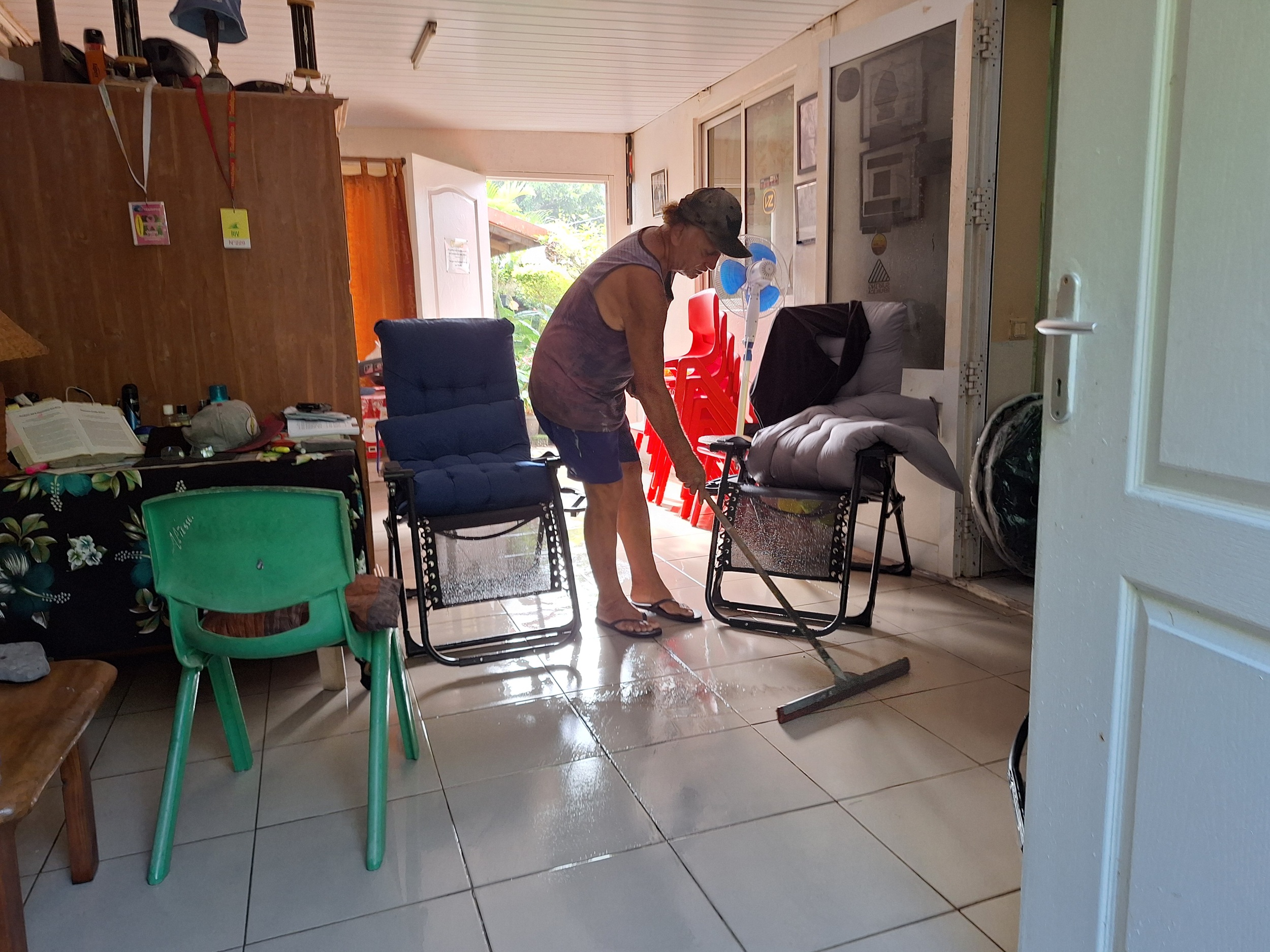 Place au nettoyage à Teahupo’o, où la nuit a été rude (Crédit photos : Anne-Charlotte Lehartel).