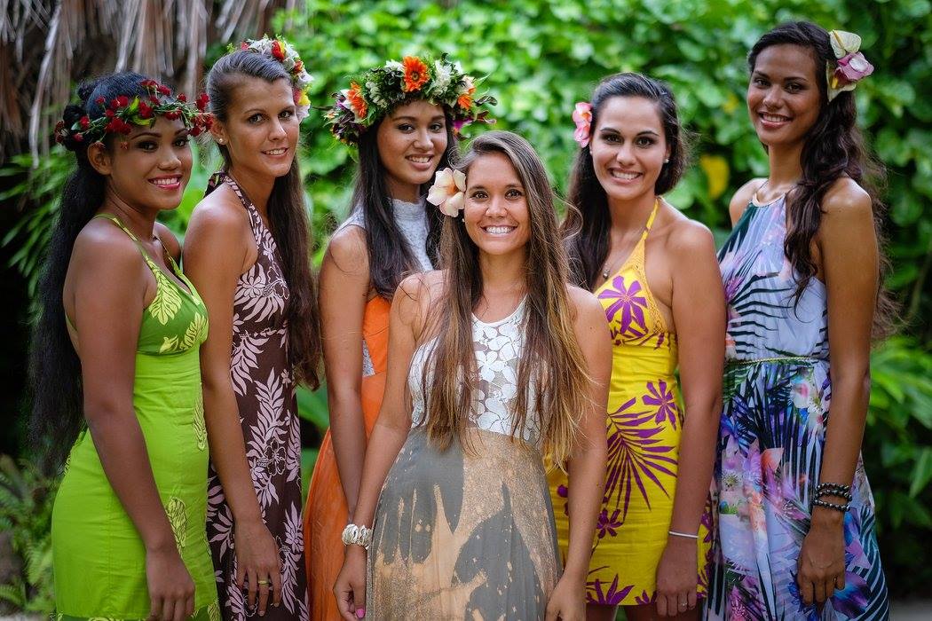 Neherika Matohi, Miss Moorea 2014 (au centre) est entourée des cinq candidates qui concourrent pour l'écharpe de Miss Moorea 2016 [crédit : Tahiti Zoom et TeikiDev]