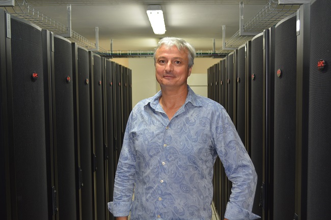 Paul Dugué, président de TNT, au milieu des baies de serveur de Tahiti Nui Fortress.