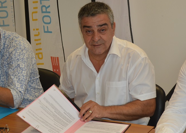 Patrice Tepelian signant un contrat avec Tahiti Nui Fortress. Le datacenter filiale de l'OPT hébergera les serveurs de la banque dès le mois de juin.