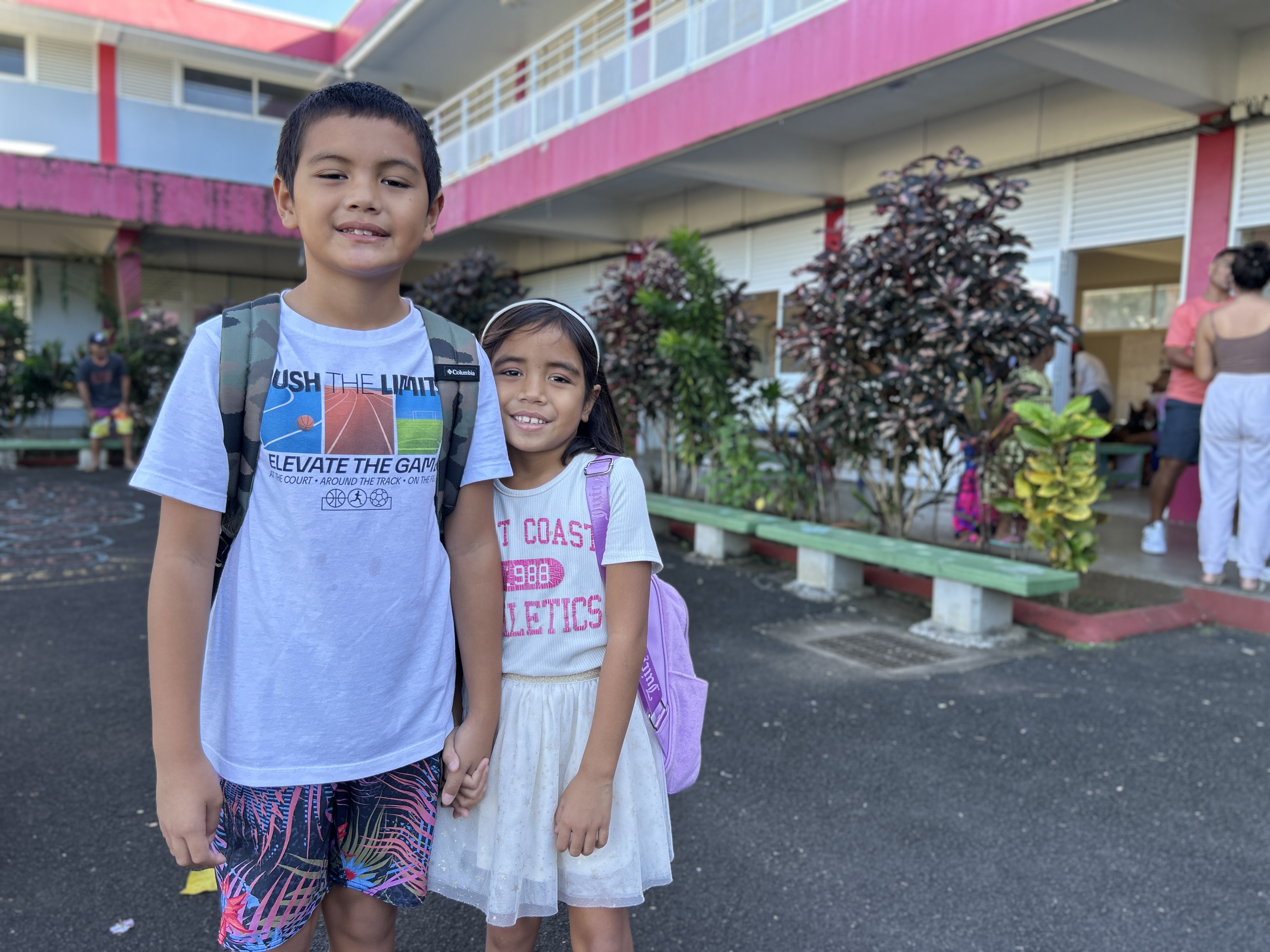 Hali'a, 6 ans, est accompagnée pour sa première rentrée par son frère.