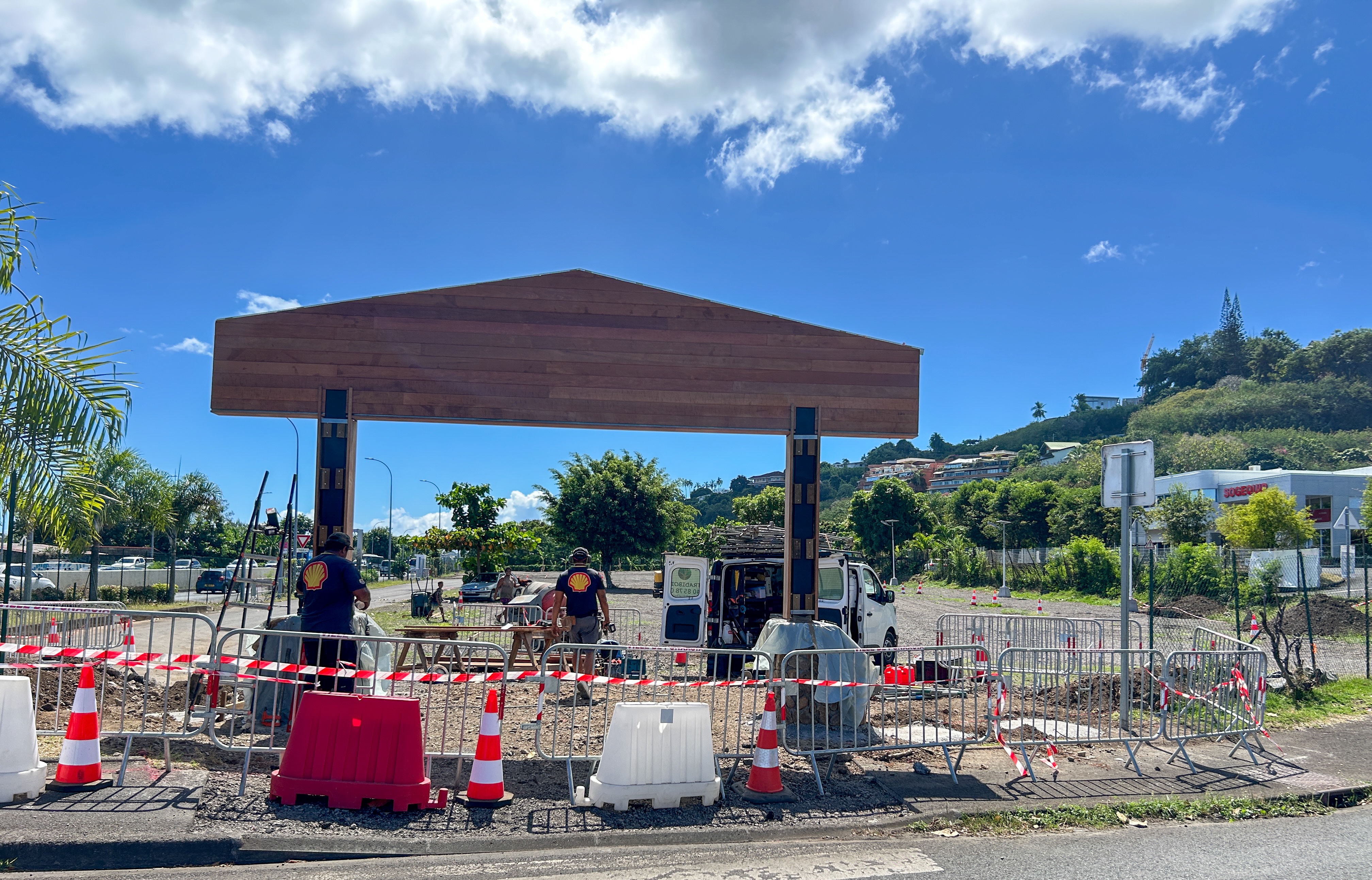 Sur le terrain du futur marché, les premières installations sont visibles, dont l’arche d’entrée.
