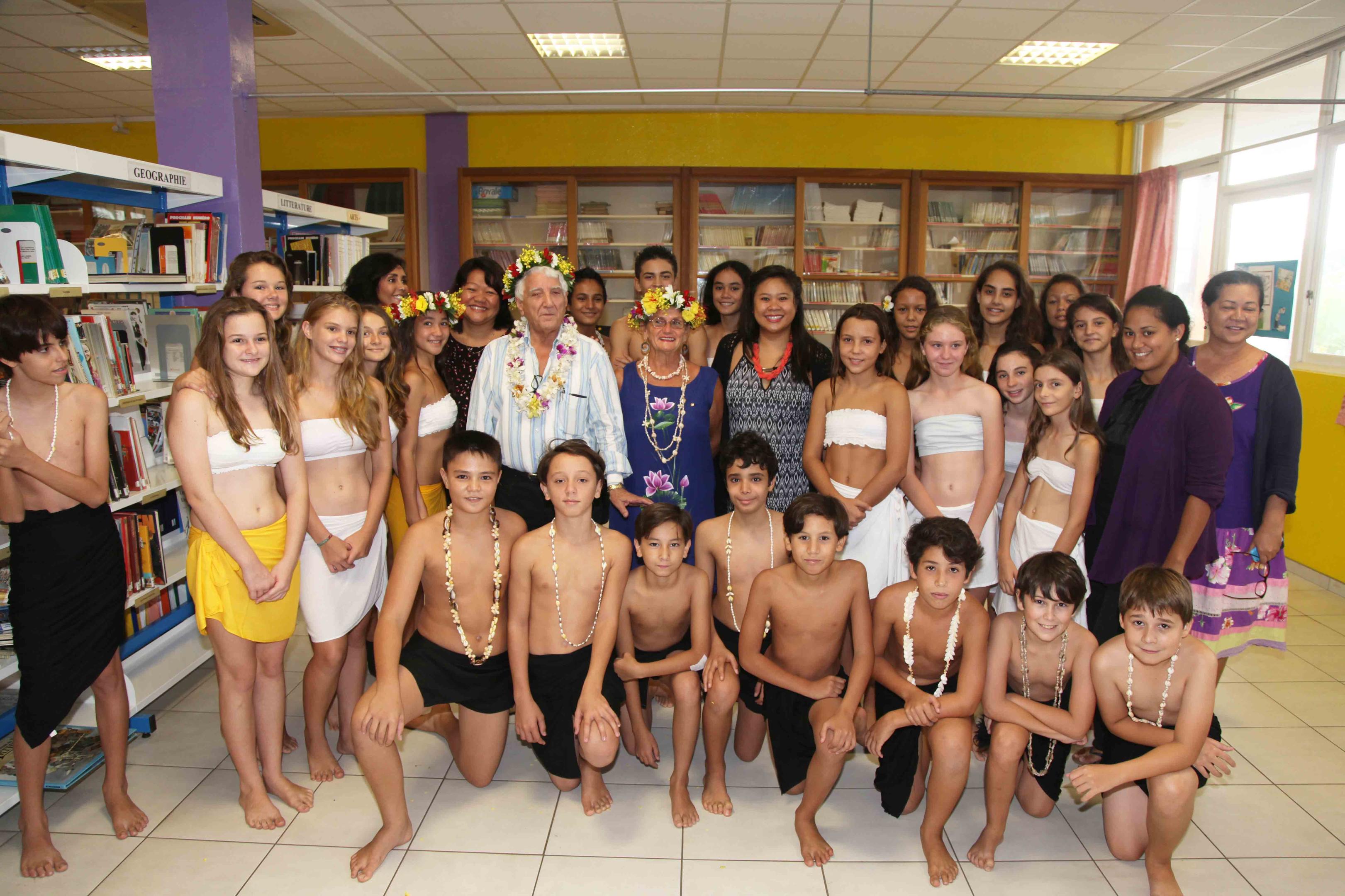 La classe de 5eG Section Internationale du collège Anne-Marie Javouhey Papeete avec les représentants du Rotary Club pour la remise du don de 400 000 Fcfp.
