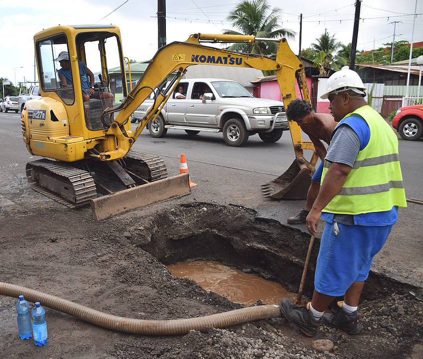 Casse d'une conduite d'eau à Pamatai