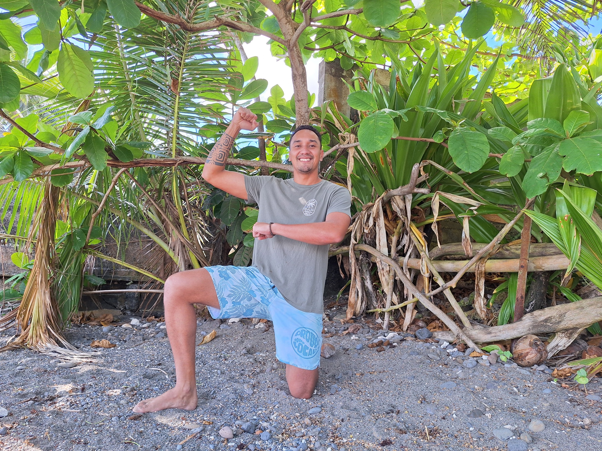 “J’ai hâte de transmettre mon amour pour la danse à la nouvelle génération”, confie Mika Uuru, qui nous a reçus chez lui à Afaahiti (Crédit : Anne-Charlotte Lehartel).