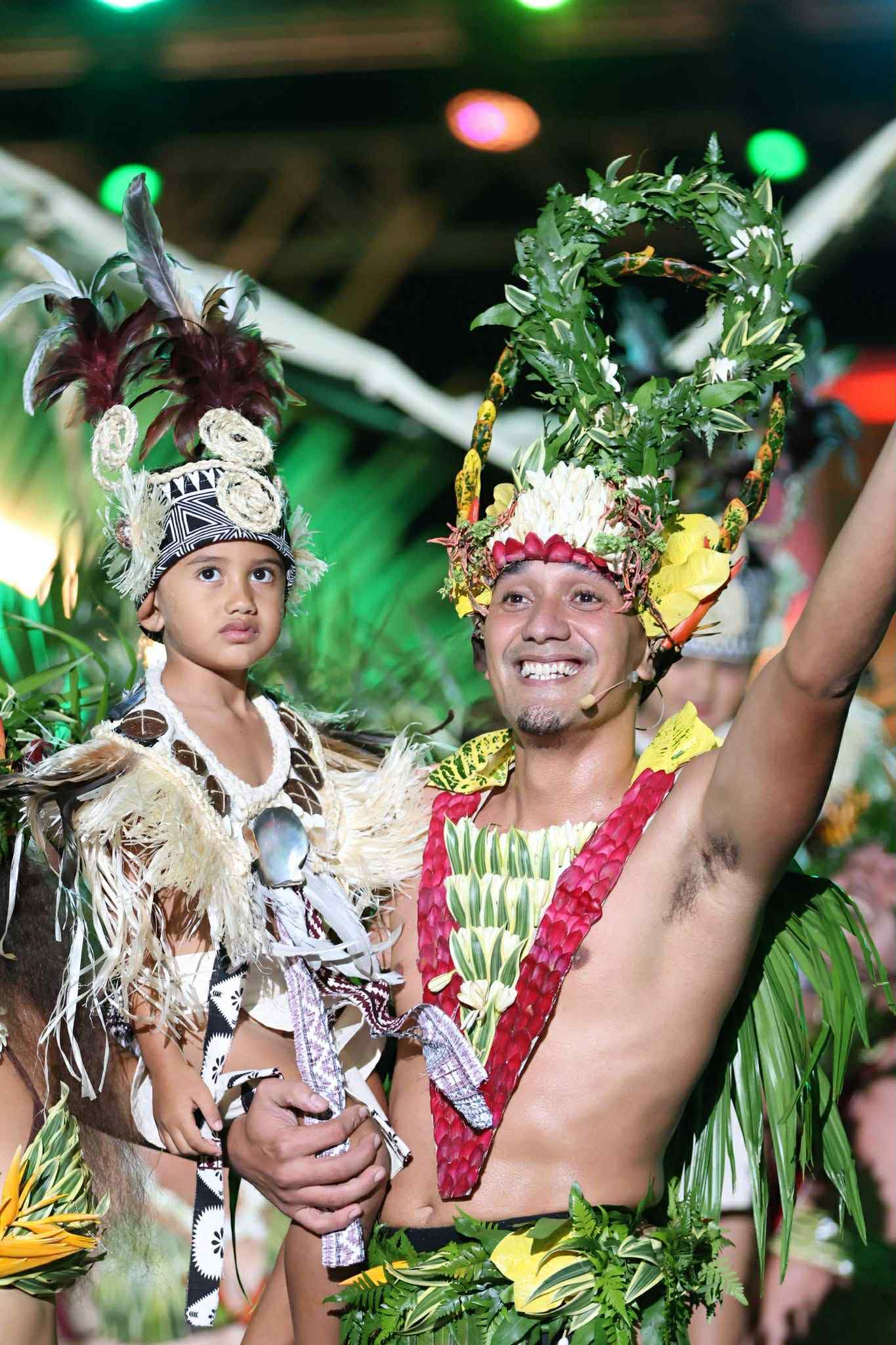 Sur scène avec son fils, Nailoa, son premier élève et plus grand fan (Crédit : DR).