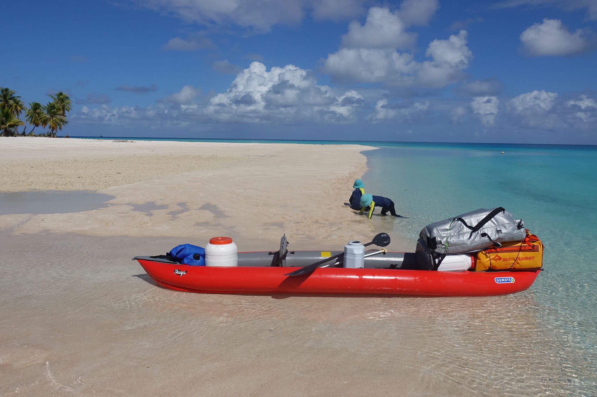 Pour ses recherches aux Tuamotu, Rémy Canavesio n’hésite pas à se lancer dans de véritables expéditions en kayak.