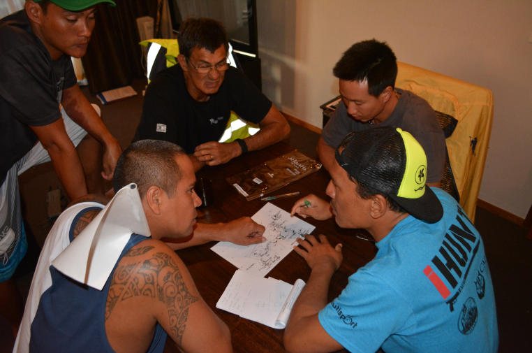 Chaque soir, la team Tahiti fait un petit briefing pour affiner sa stratégie. Là, les tahitiens font de point sur leur stratégie pour leur première journée