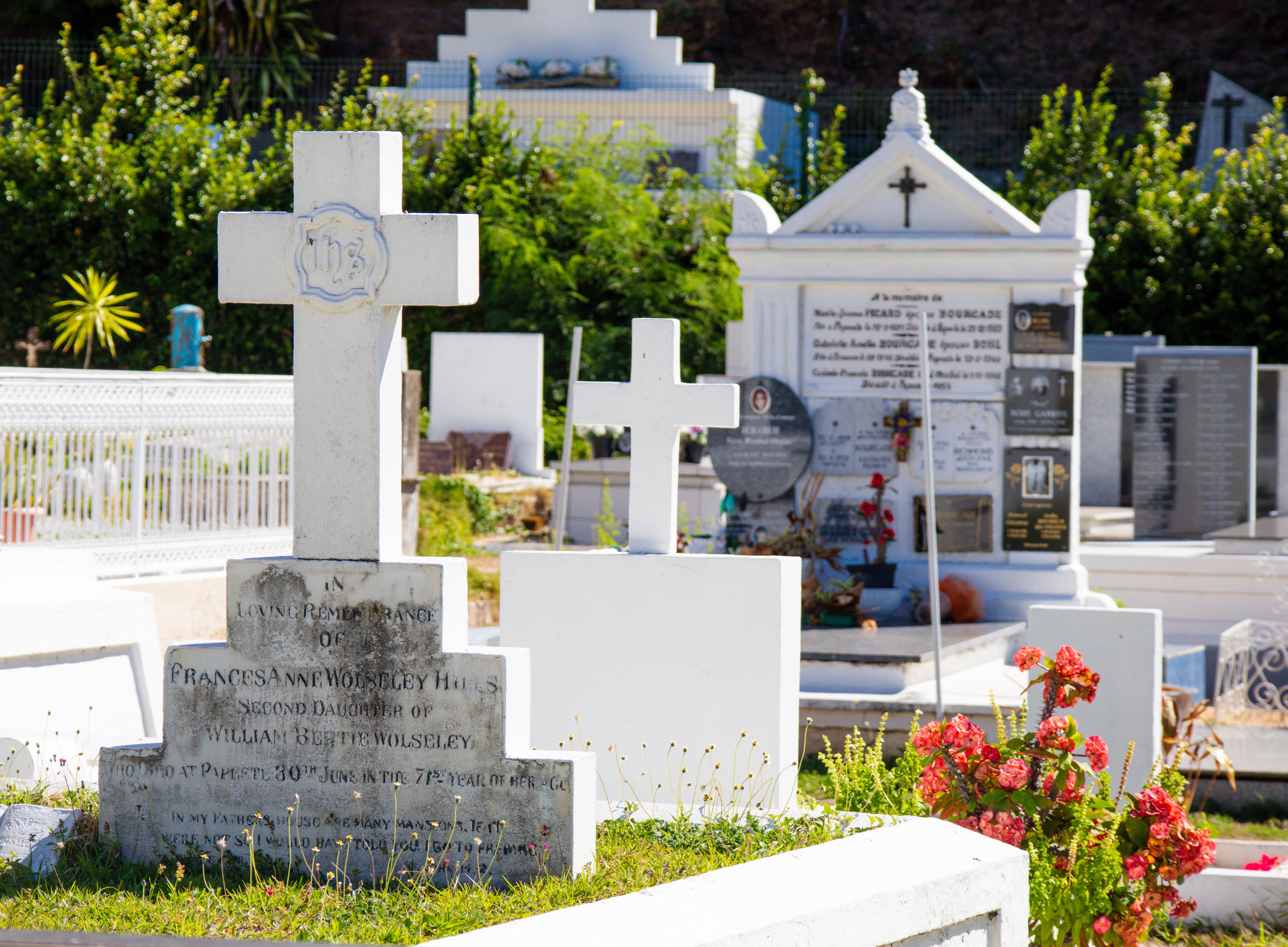 Entre le manque de foncier, le coût exorbitant des terrassements, et des traditions encore très ancrées qui poussent les Polynésiens à vouloir reposer en terre plutôt qu’ailleurs, les défis sont de taille.  credit DM