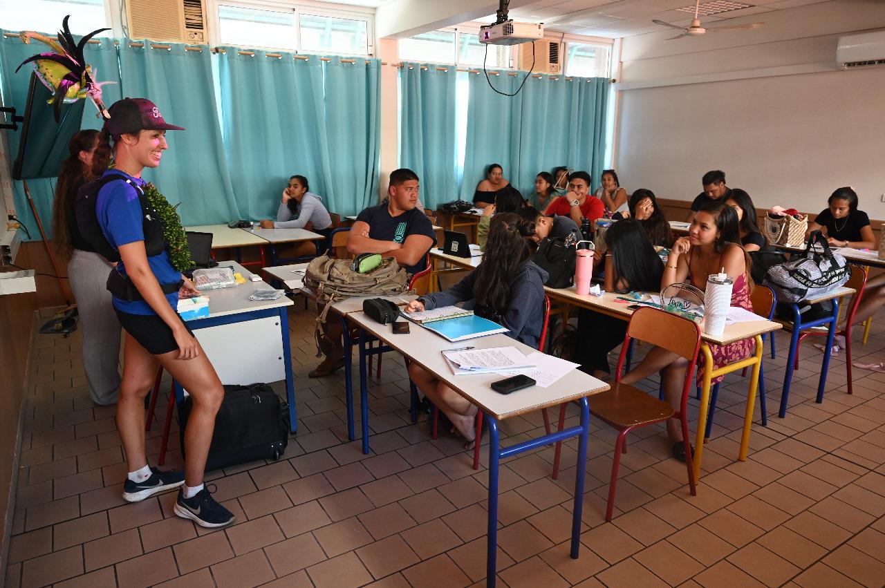 Halte dans son ancien lycée, Samuel-Raapoto, pour échanger avec les élèves.