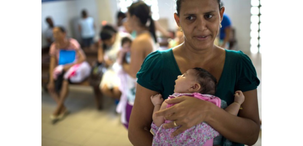 Une mère avec son bébé souffrant de de microcephalie, le 27 janvier 2016 à l'hôpital Sociais Irma Dulce à Salvador au Brésil ((c) Afp)