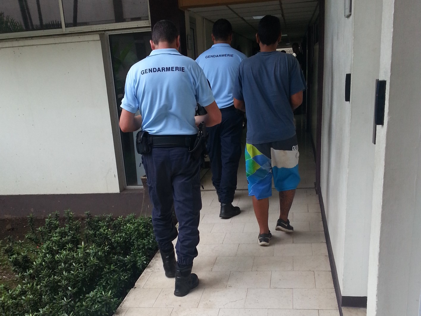 Une information judiciaire a été ouverte, les trois hommes ont été placés en détention provisoire vendredi soir le temps de l'enquête.