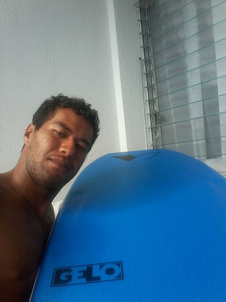 Angelo est sponsorisé par la marque Five, du magasin 662 de Michel et Poeura Pescheux