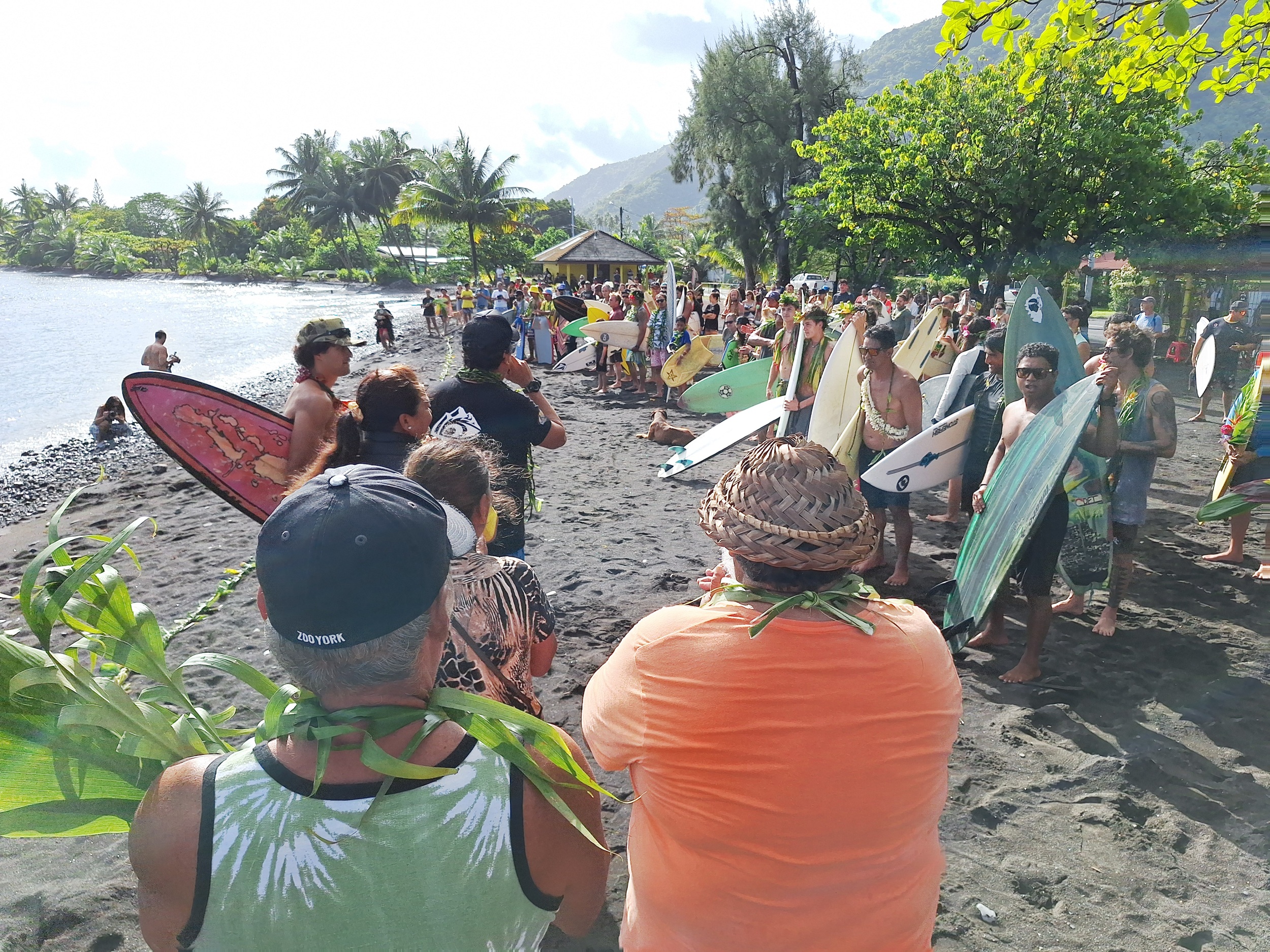 De nombreux surfeurs avaient répondu à l’appel lancé par Matahi Drollet et Max Wasna (Crédit : Anne-Charlotte Lehartel).