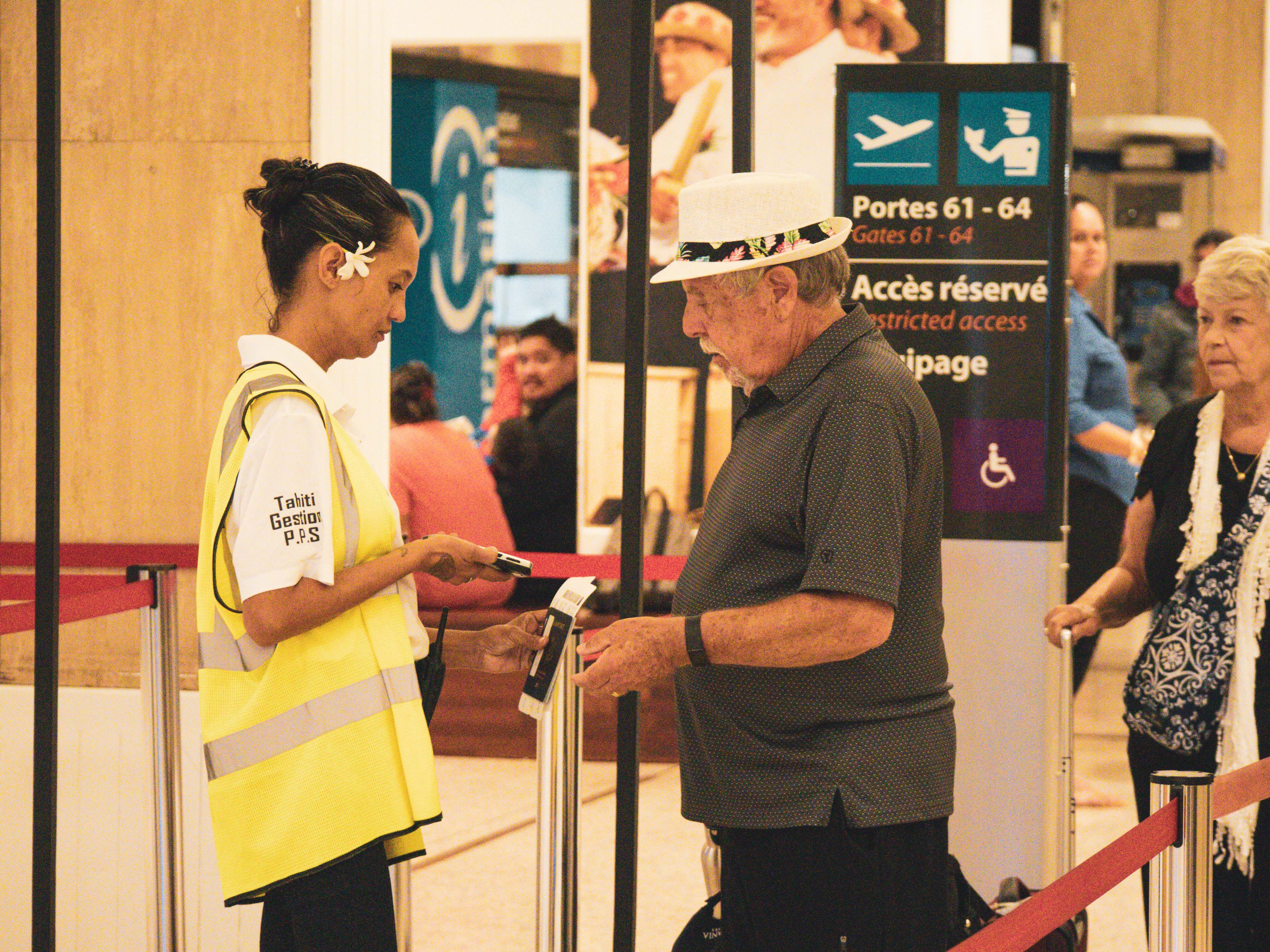 Passer la frontière en 30 secondes : les sas biométriques arrivent à l’aéroport de Tahiti