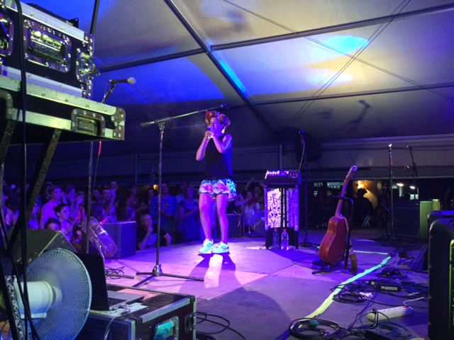 Gros succès pour le concert de Jain à la Casa Mahina