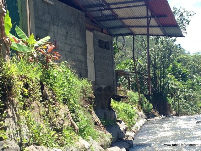 Avec les intempéries de décembre, le nouvel enrochement a disparu. Sur cette photo, on aperçoit l'ancien enrochement et aujourd'hui, la famille Tumg n'est pas à l'abri en cas de nouvelles crues
