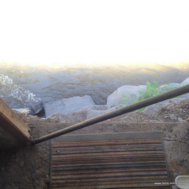 Comme vous pouvez le voir sur la photo, dès que la porte de la cuisine est ouverte, on surplombe le lit de la rivière