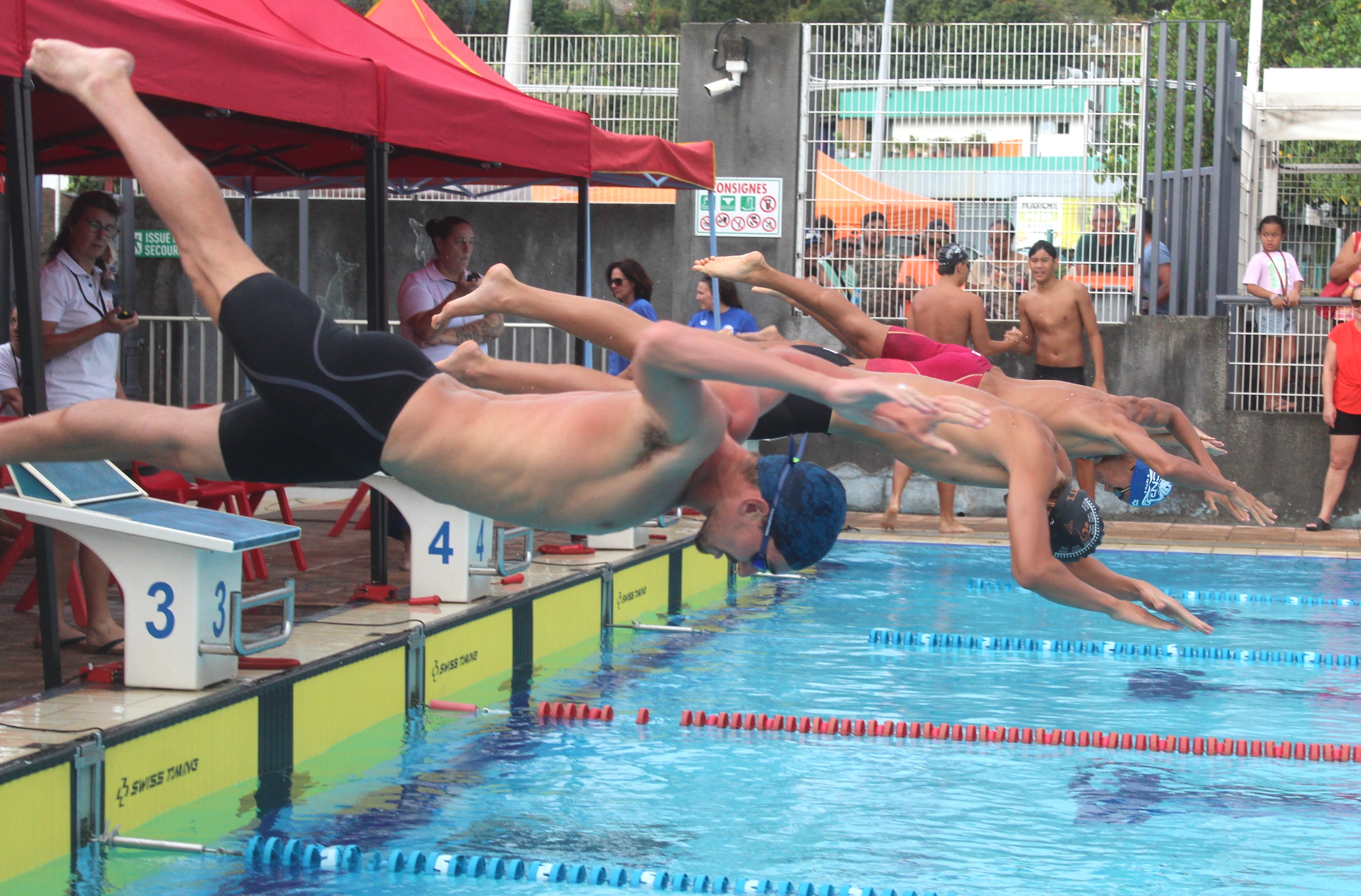 Naël Roux (au premier plan) a réalisé un triplé au Meeting Sprint. Manea Teriierooiterai (couloir 3) s’est aussi montré affûté.