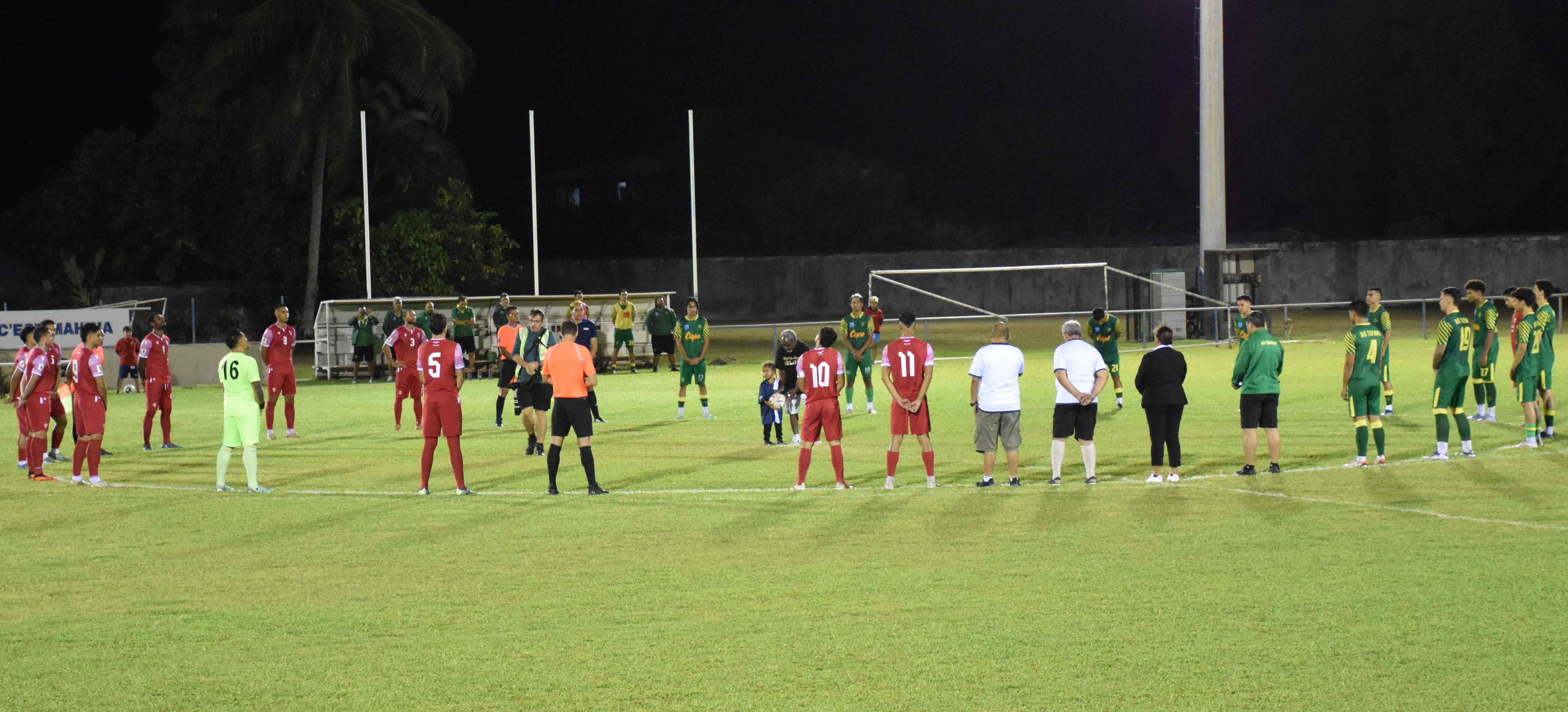 Tous les joueurs se sont réunis avant le match en l’honneur du défunt.