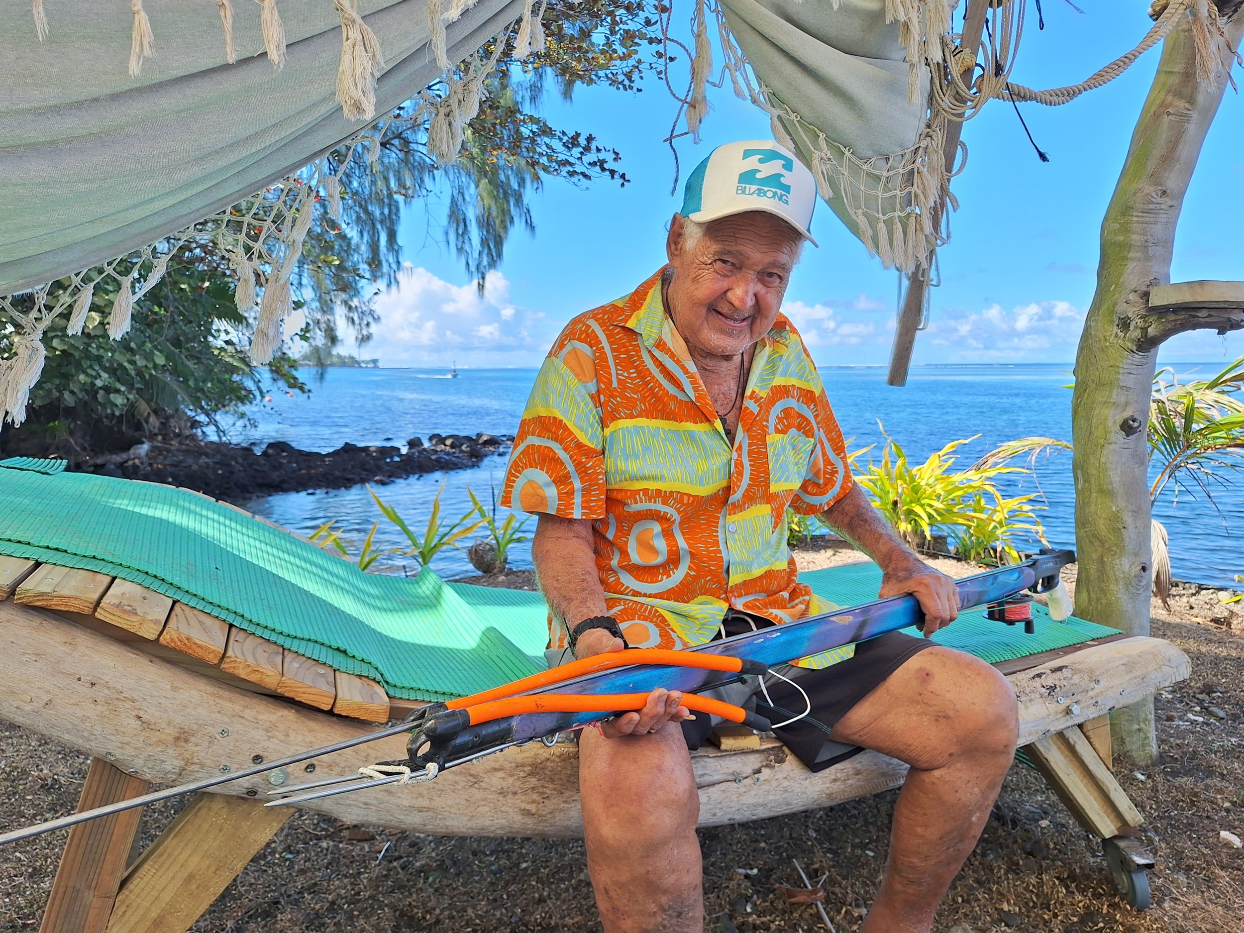 Baby Maoni continue de pêcher “de temps en temps” devant chez lui, à Teahupo’o (Crédit : Anne-Charlotte Lehartel).