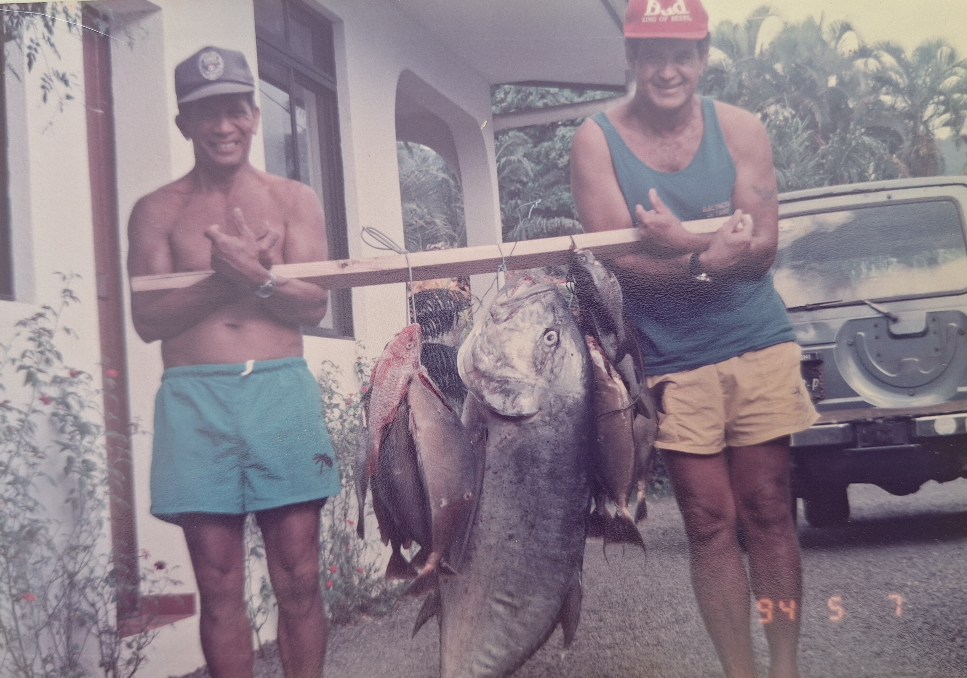 Retour de pêche avec Anthony Paheroo, coéquipier et ami avec lequel il a remporté le championnat de Polynésie en 1979 (Crédit : archives familiales).