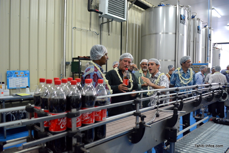 Plusieurs hommes politiques ont assisté à l'inauguration de l'usine. Normes d'hygiène oblige, charlotte obligatoire pour tout le monde ! Vous reconnaitrez Jean-Christophe Bouissou, ministre du Tourisme et porte-parole du gouvernement, Tearii Alpha, ministre du Logement, et Philip Schyle, maire de Arue.
