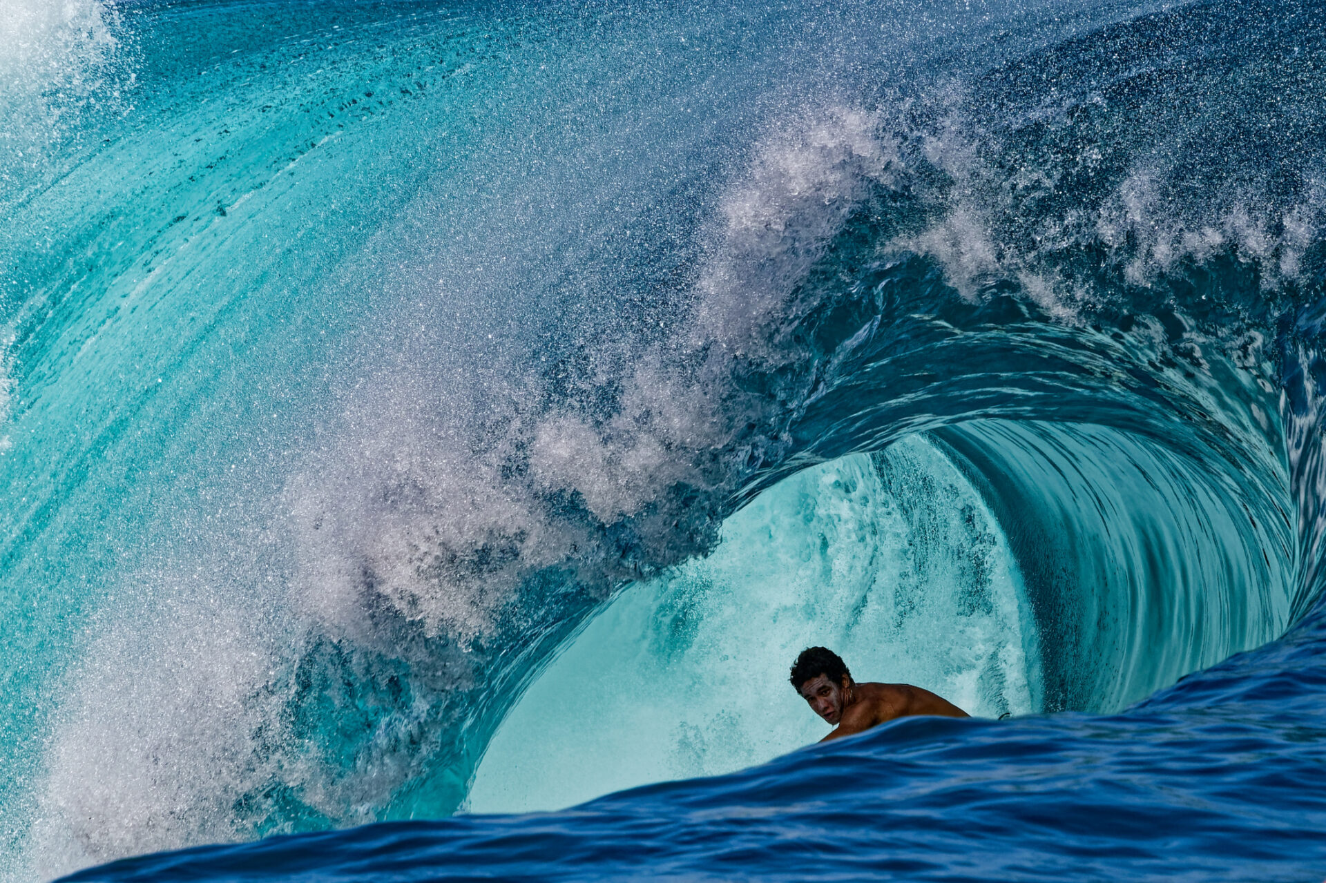 Marc Lenfant a opté pour “une illusion saisissante”, comme un œil au creux de la vague de Teahupo’o (Crédit : Marc Lenfant).