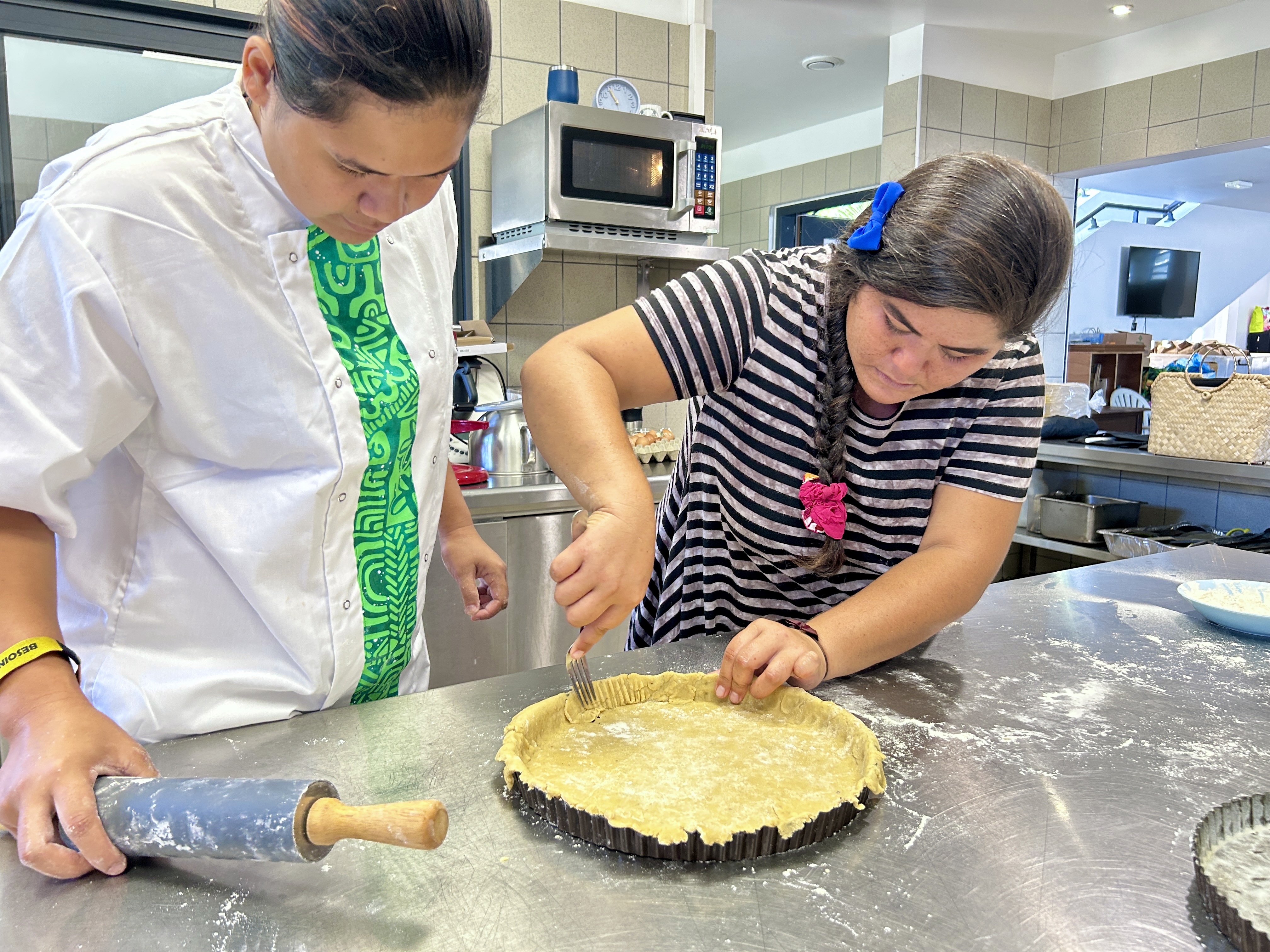 Le rêve de Maimiti Ueva (à droite) est de devenir cuisinière et de sortir de la rue. ©DM