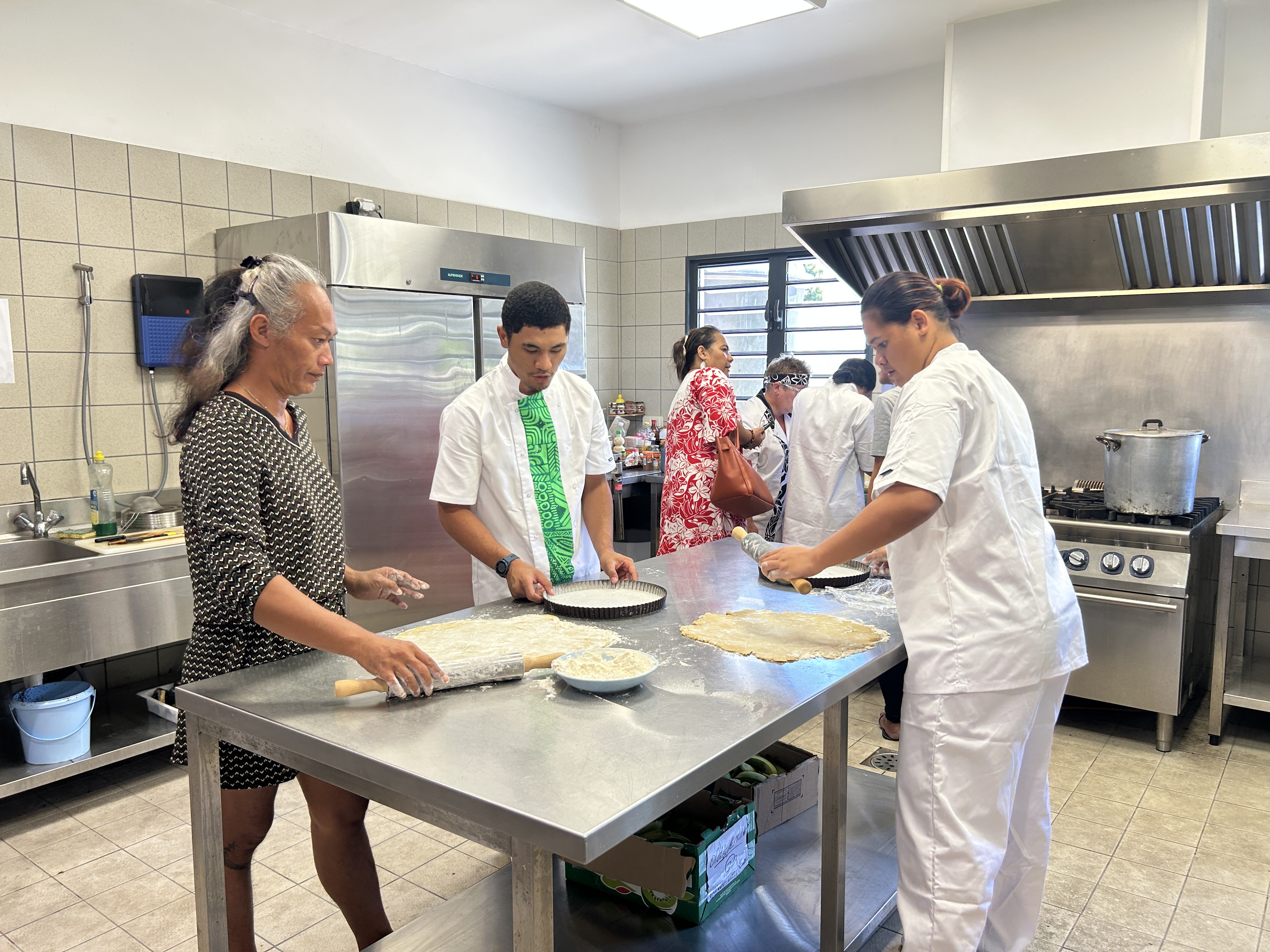 À l’Accueil Te Vai-ete, seize stagiaires – femmes sans domicile fixe et jeunes porteurs de handicaps cognitifs – viennent d’intégrer deux nouvelles formations aux métiers de la restauration.