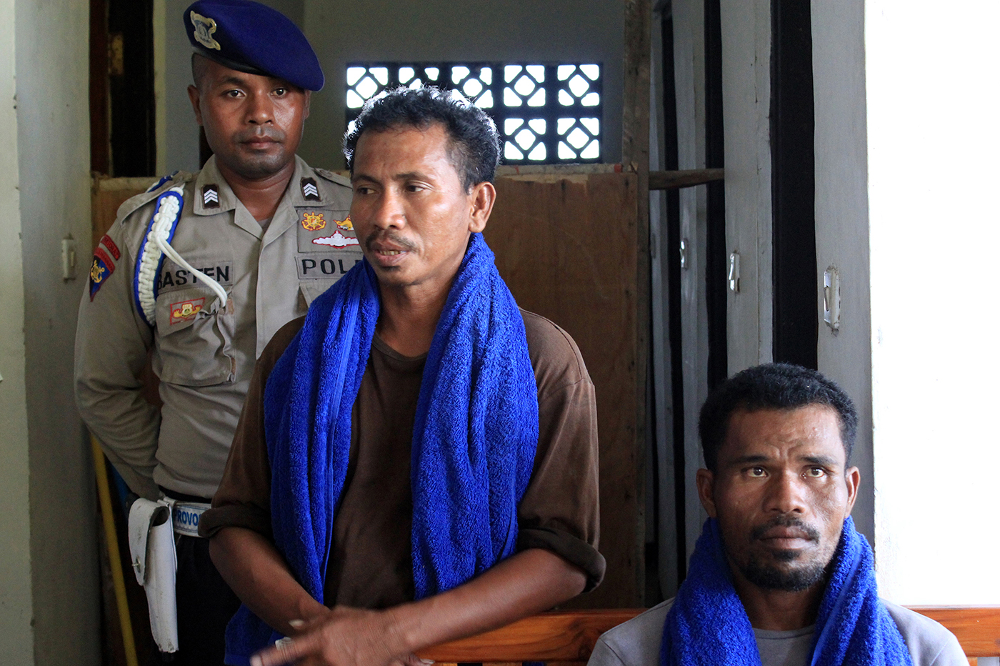 Le chef de l'embarcation, Isai Rano (à gauche), a reconnu avoir été payé 92 millions de roupies.