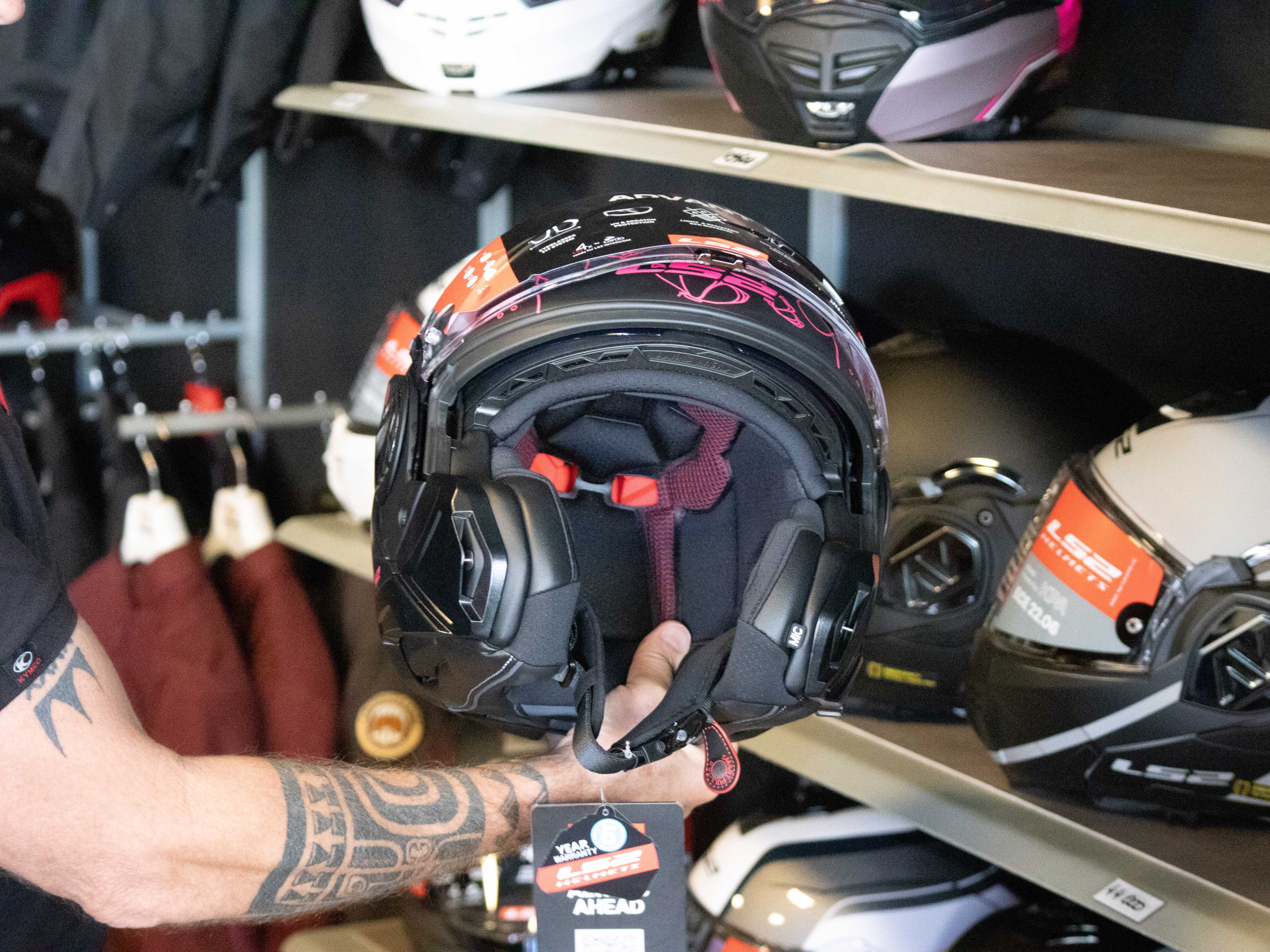 Les opérations de renouvellement de casques permettent aux scootéristes de remplacer un modèle vétuste par un casque homologué et sûr. ©DM