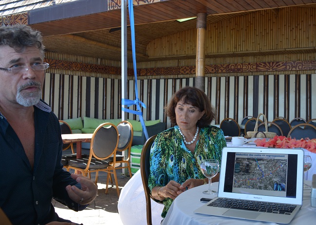 Atea Hintze-Dusseldorp, P-dg de la société de Polynésie et Jean-Louis Chailly, directeur général présente le réseau de Swac élargi à des clients privés – autres que le CHPF- que leur société a présenté au Pays depuis 2011.