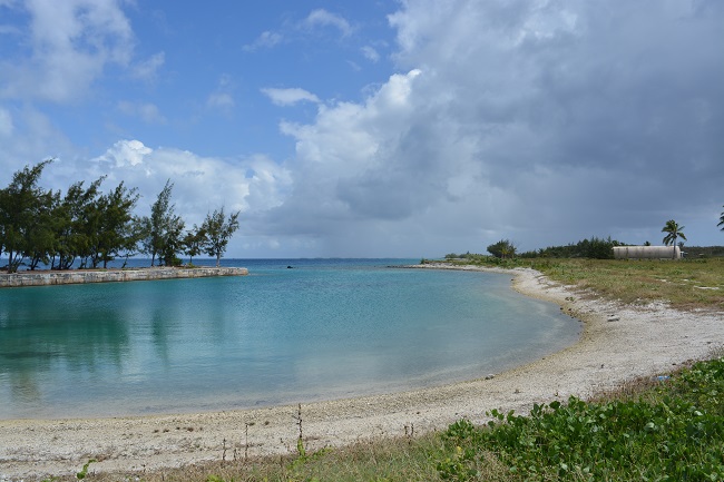 Le complexe aquacole de Hao sera construit à l'emplacement où était installée durant 30 ans la base arrière du CEP (centre d'expérimentation du Pacifique). La base aérienne 185 construite entre 1963 et 1965 servait de pont aérien et maritime pour le matériel à destination des atolls de Moruroa et Fangataufa. Le 30 juin 2000, les forces armées se sont retirées de l'atoll. Le site du projet a été choisi de manière cohérente au niveau des parcelles anciennement exploitées par le CEP. L'environnement de ce site étant déjà perturbé par cette ancienne activité, le projet n'affectera pas des terres vierges de toute activité.