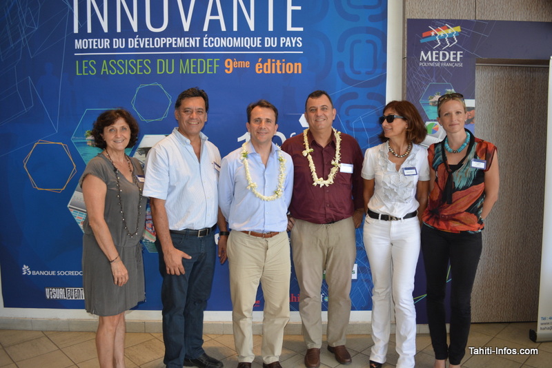 Au milieu : Thibault Lanxade, vice-président du Medef France, avec Olivier Kressmann, président du Medef Polynésie. Ils sont entourés de Patricia Lo Monaco (Api Formation), Winiki Sage (président du CESC), Fanny Gosse (Manuia Gosse), Elisabeth Albert (Cabinet BDO Tahiti, intervenante aux Assises)