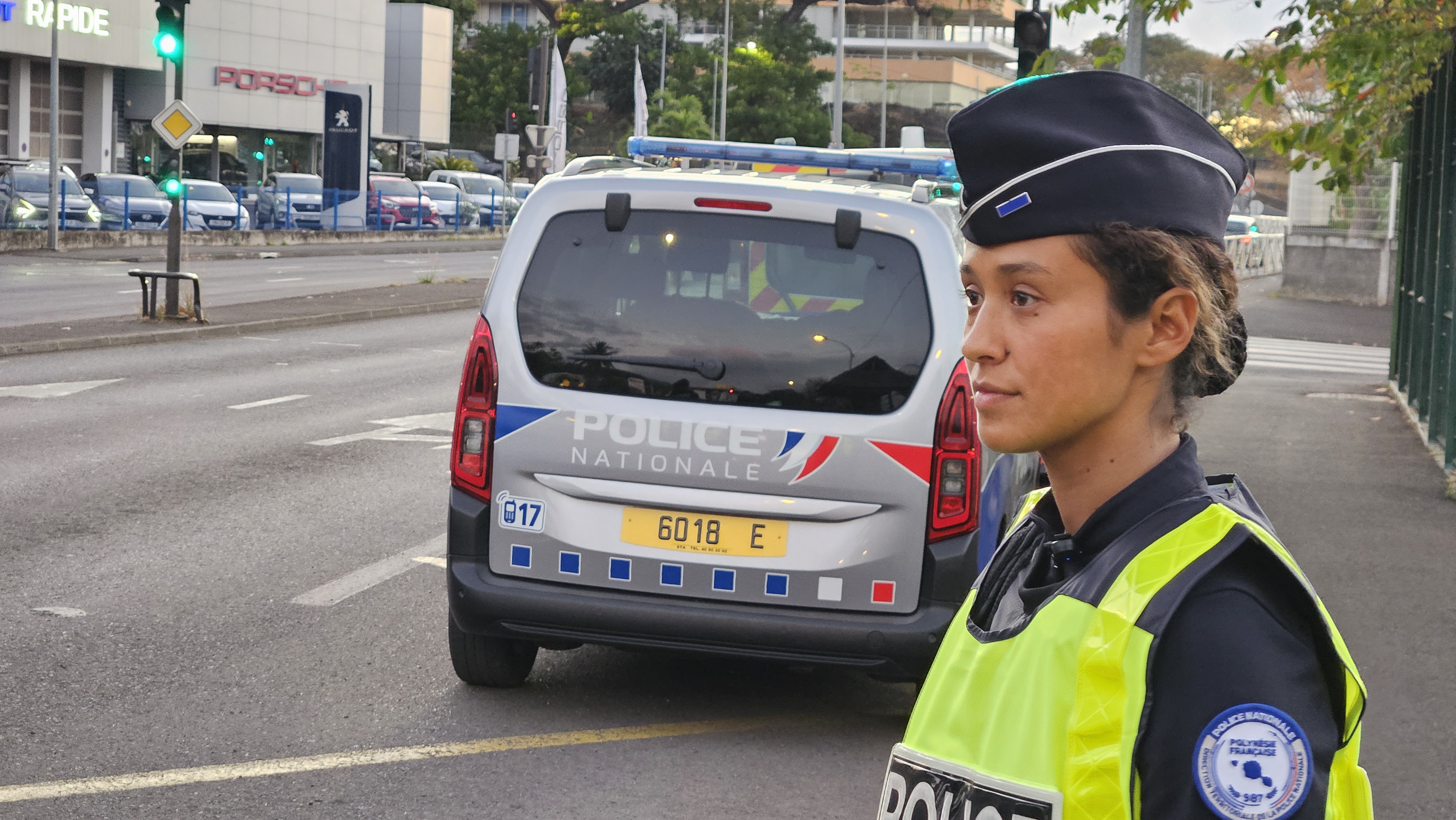 Troquer le lycra pour la chasuble du policier. Un vrai engagement de la part de la surfeuse.