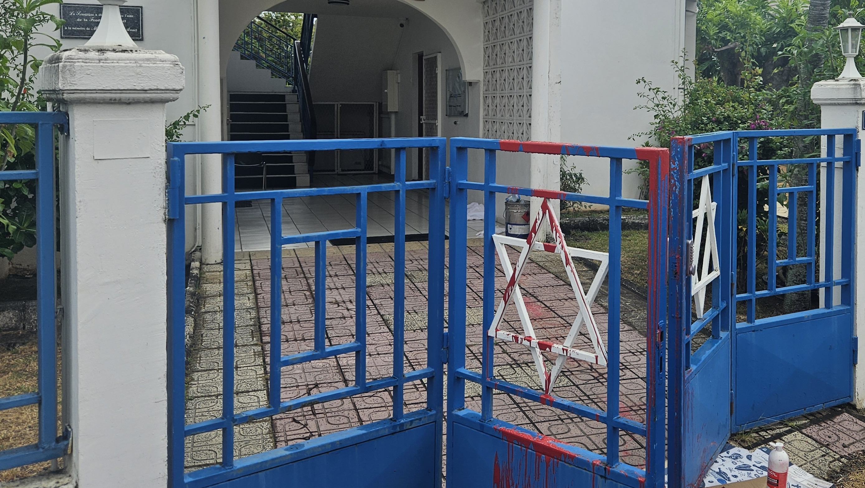 Les grilles de la synagogue salies de rouge