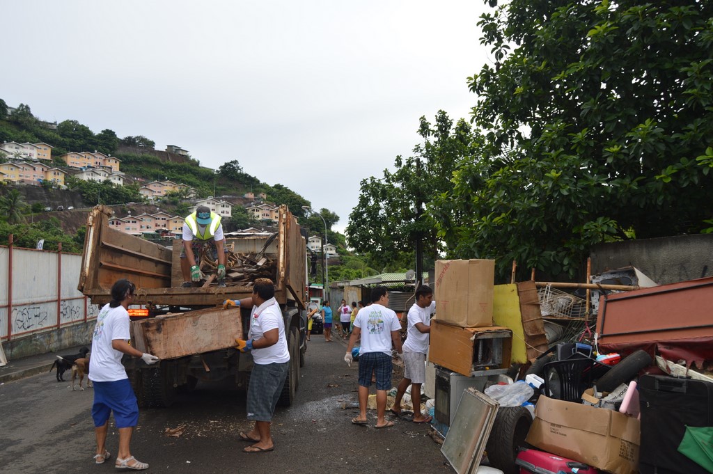Les services municipaux, les associations et les riverains ont participé au grand nettoyage de Pirae.