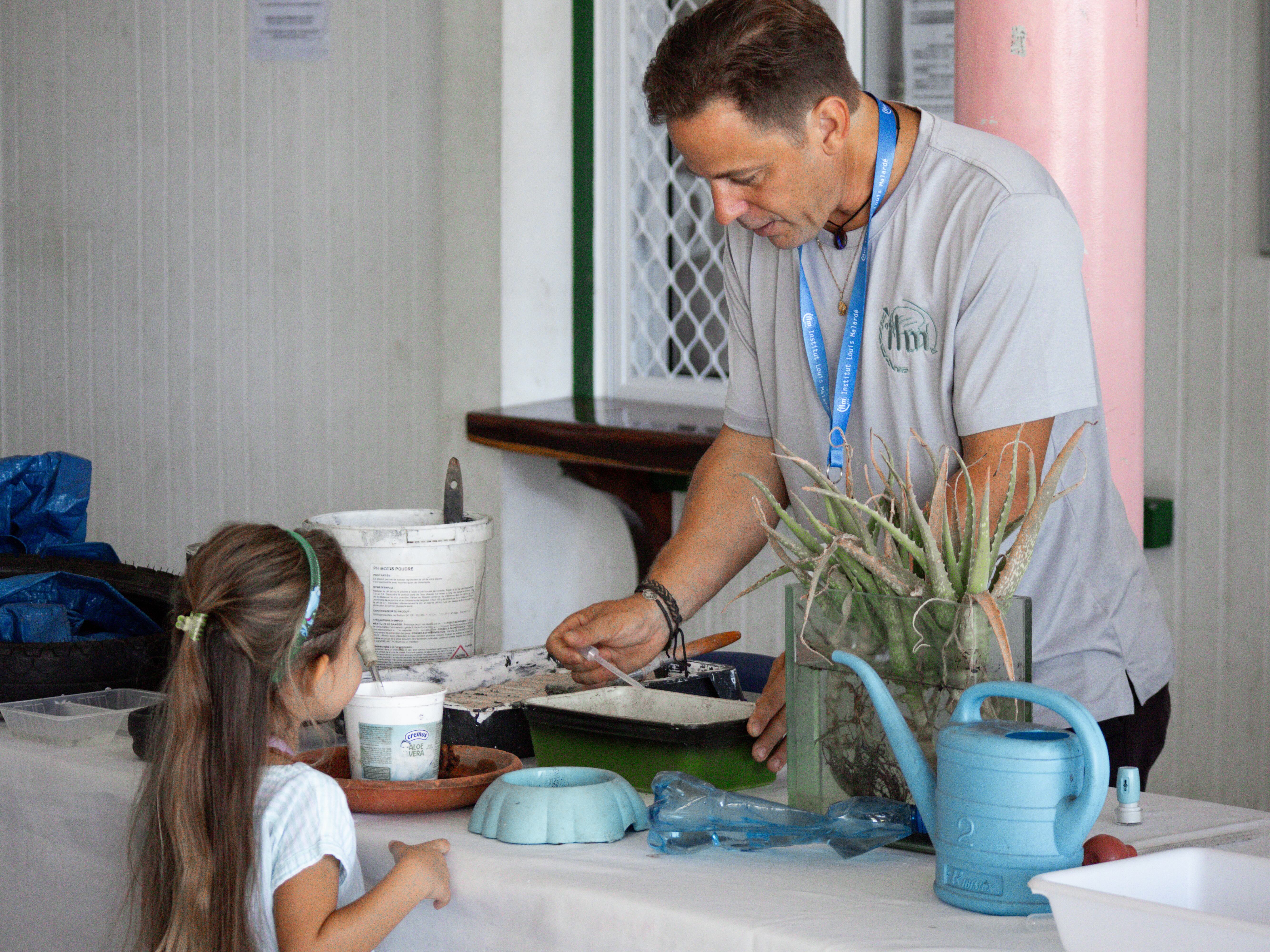 Lors de la matinée de sensibilisation, les habitants ont pu en apprendre davantage sur le cycle de vie du moustique. ©DM