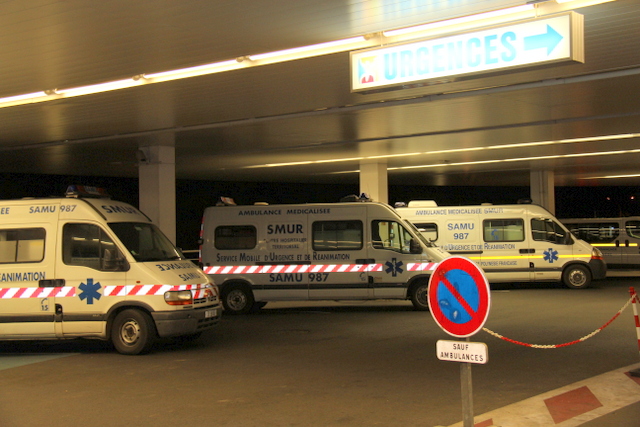 Tiarei : un motard sans casque ni lumière fonce contre une voiture